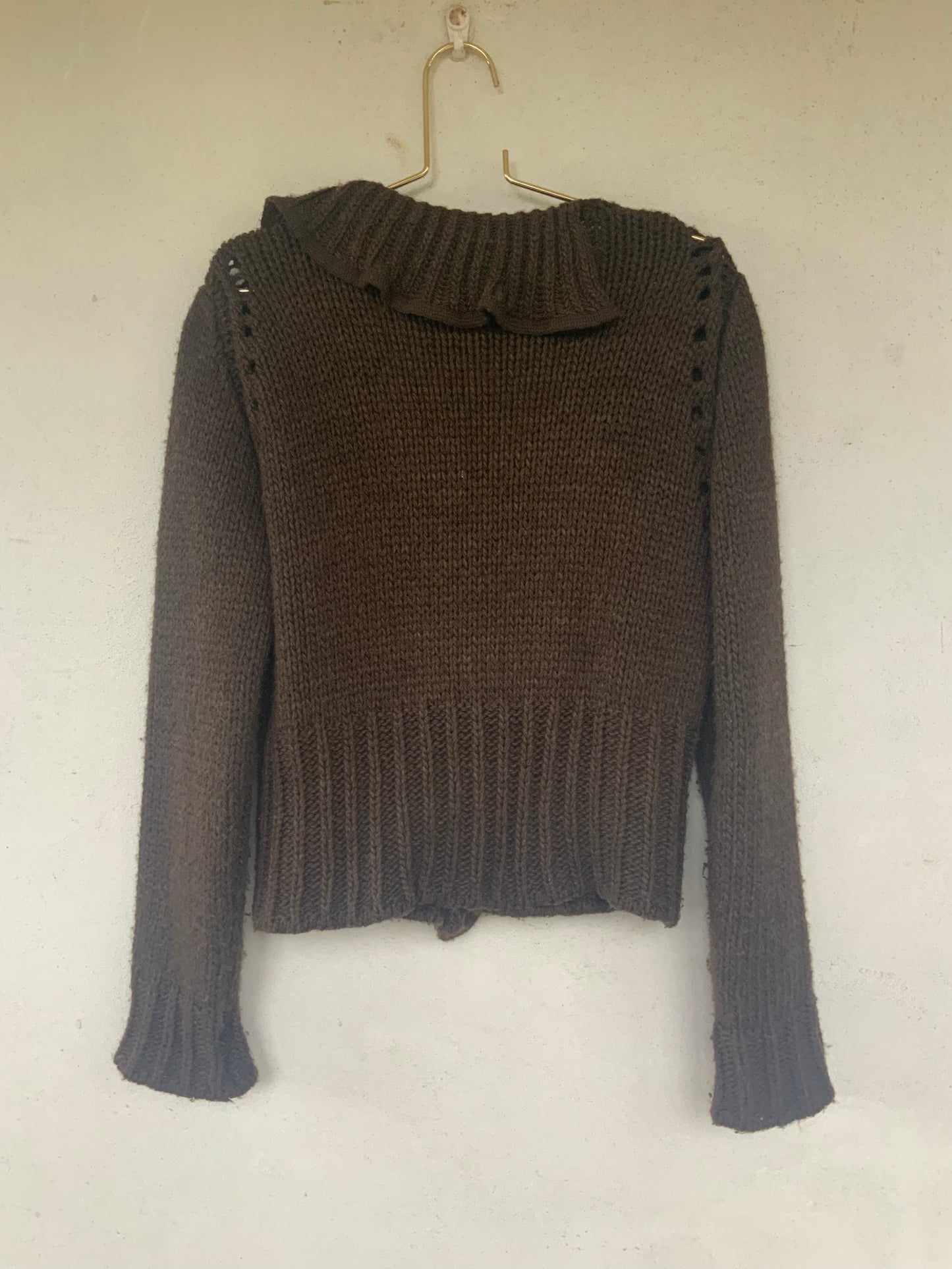 Veste en tricot marron , col à volant Essentiel Antwerp