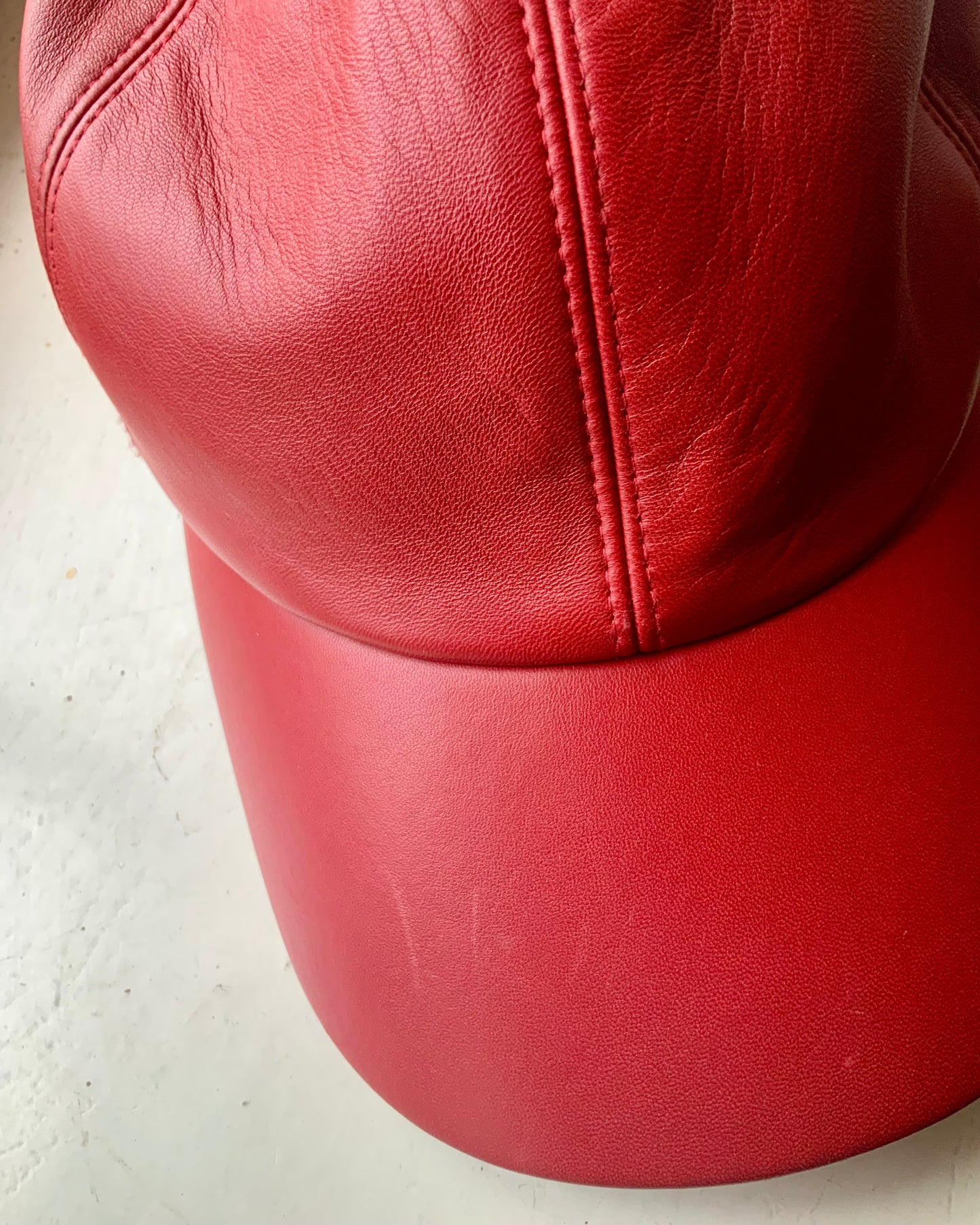 casquette en cuir rouge HERMÈS vintage 2000