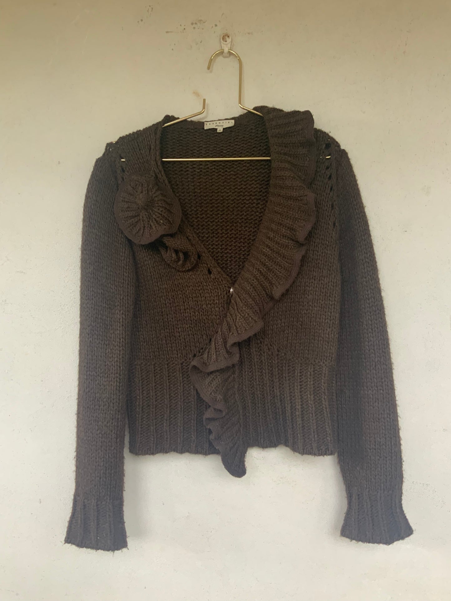 Veste en tricot marron , col à volant Essentiel Antwerp