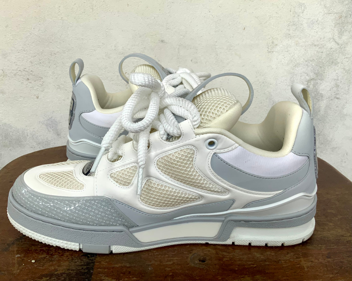 Sneakers LV SKATE Louis Vuitton gris clair / blanc