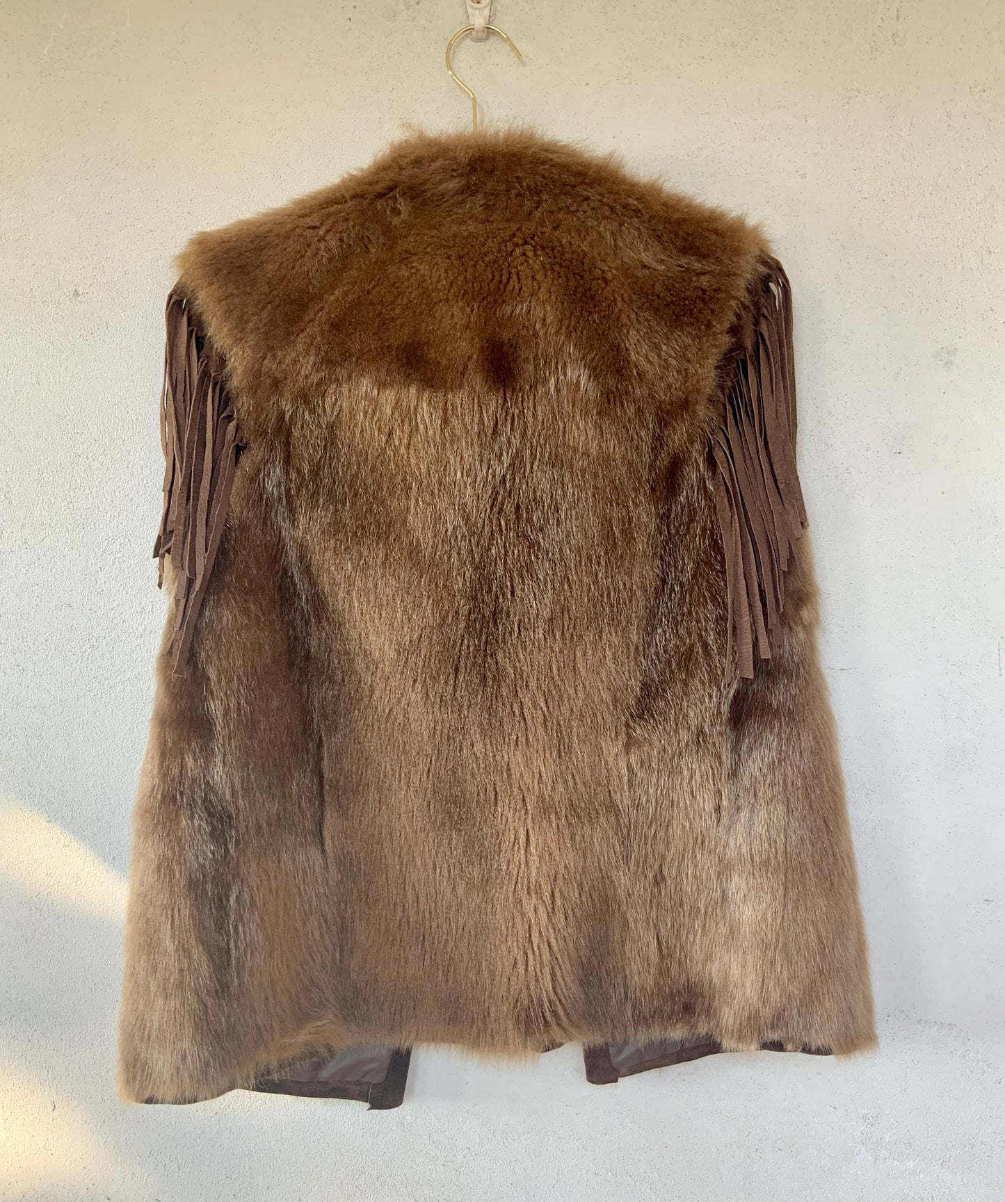 Gilet femme sans manche en fourrure avec franges en daim