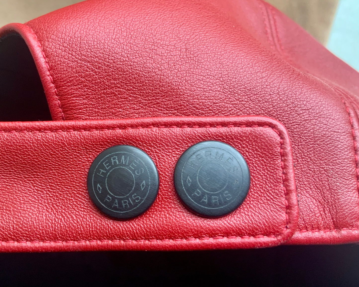 casquette en cuir rouge HERMÈS vintage 2000