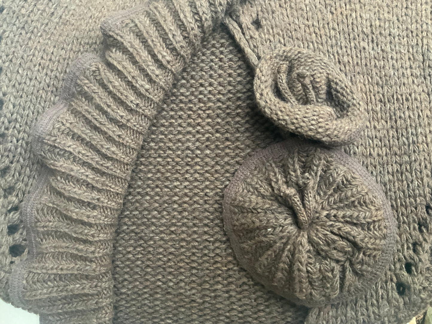 Veste en tricot marron , col à volant Essentiel Antwerp