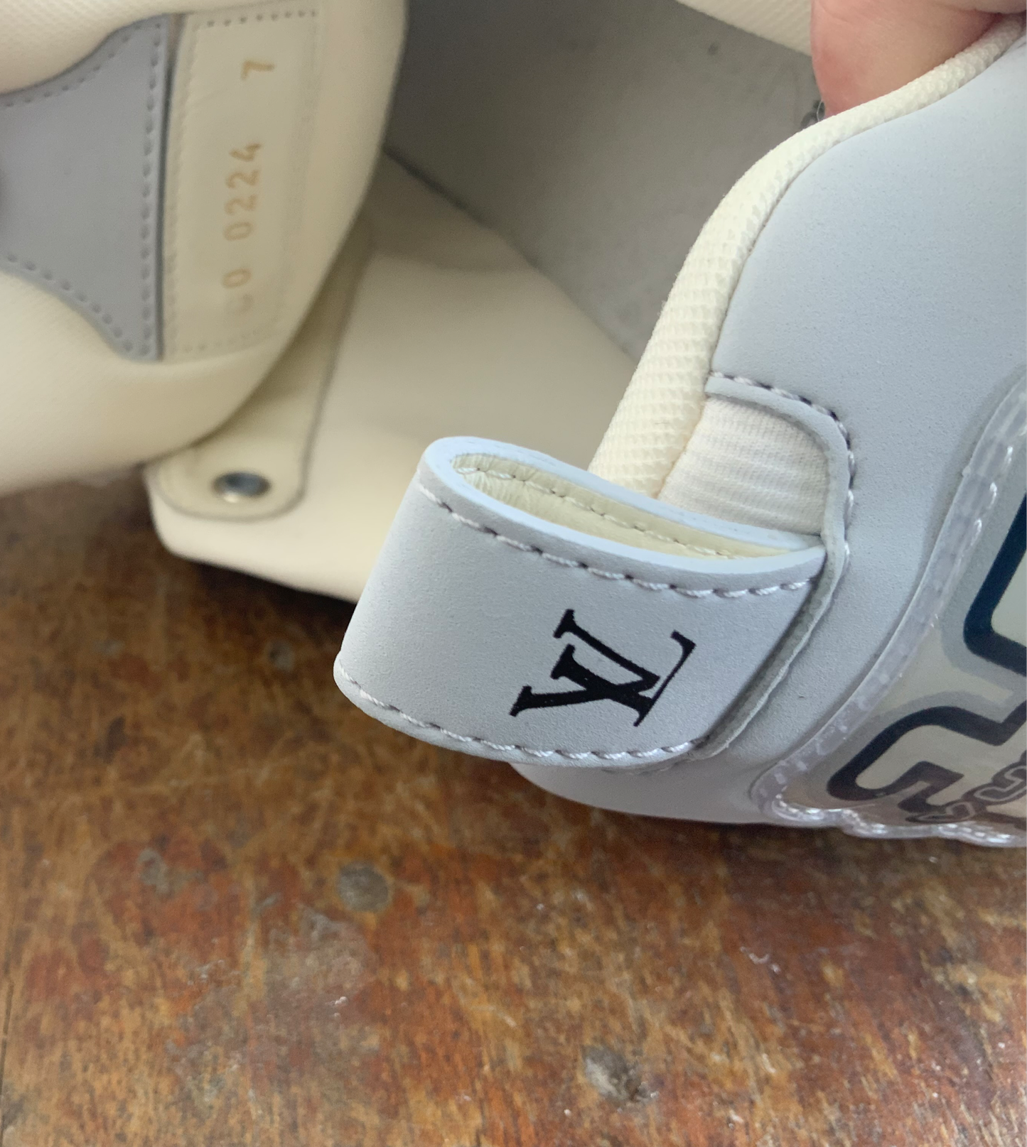 Sneakers LV SKATE Louis Vuitton gris clair / blanc