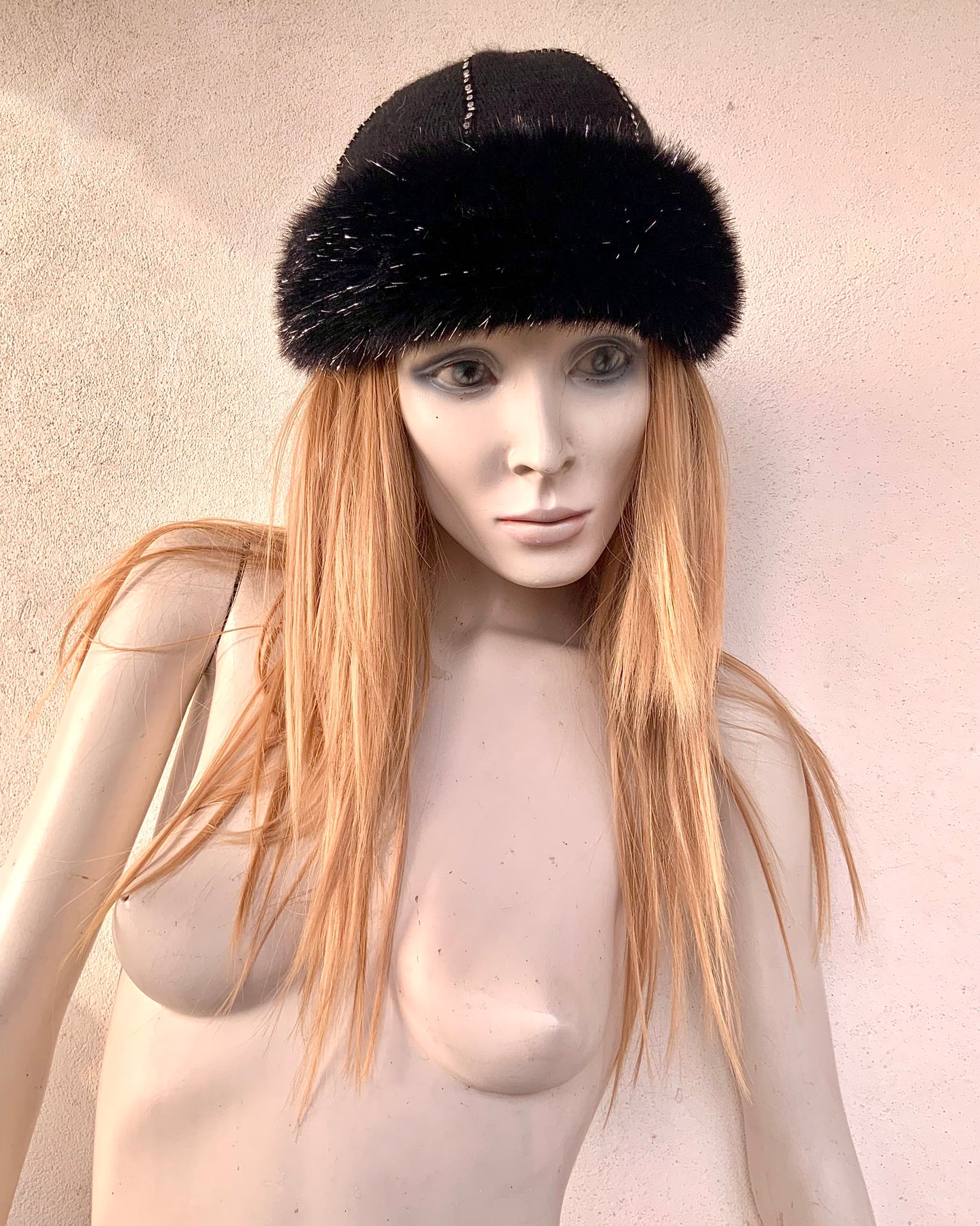 Toque en maille noire , fausse fourrure et strass Grosjean vintage