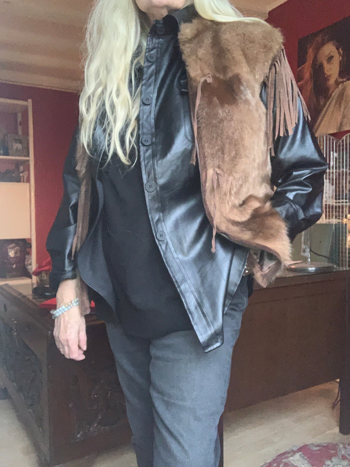 Gilet femme sans manche en fourrure avec franges en daim