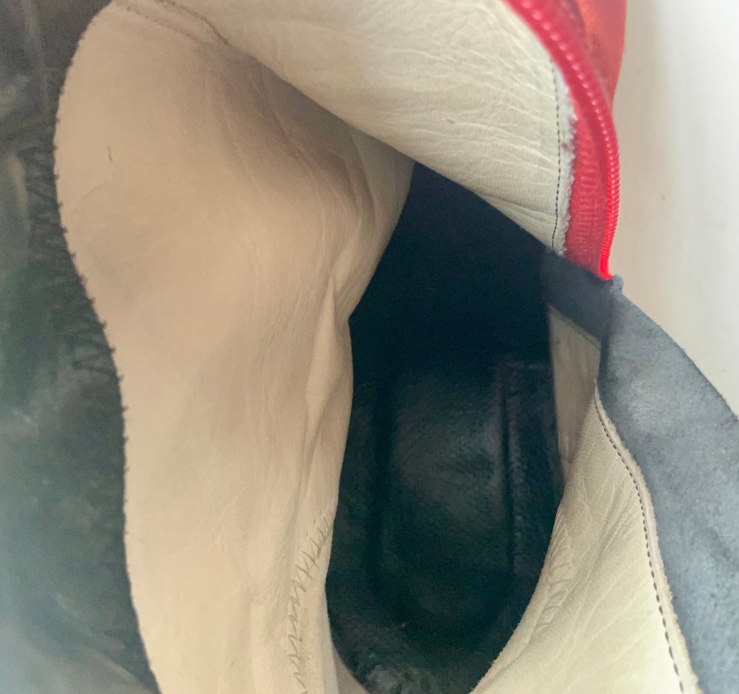 Bottes hautes en daim rouge Yves Saint Laurent vintage