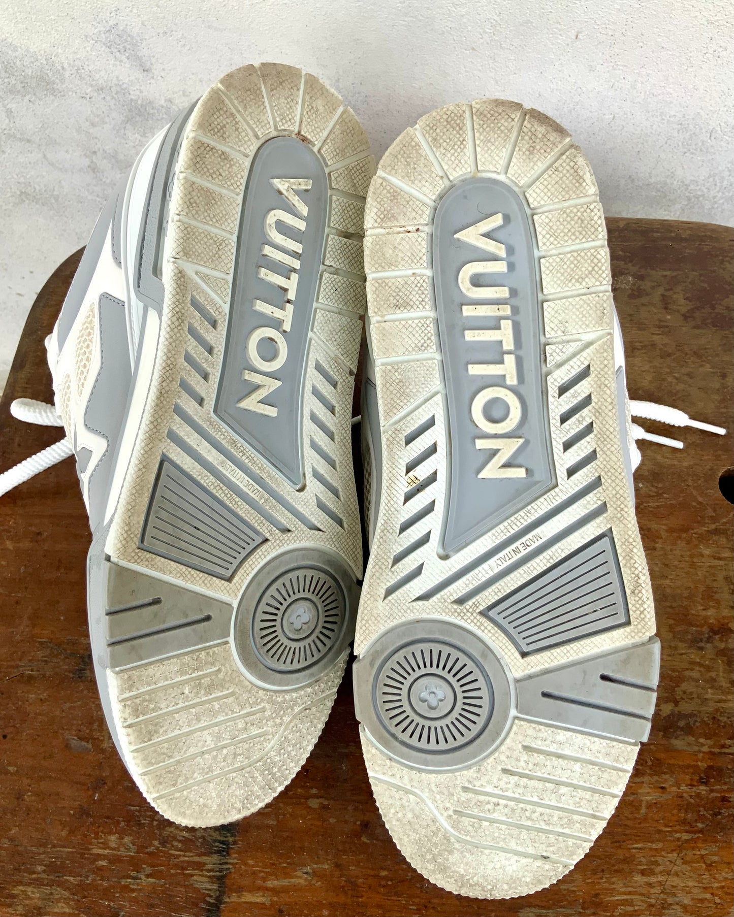 Sneakers LV SKATE Louis Vuitton gris clair / blanc