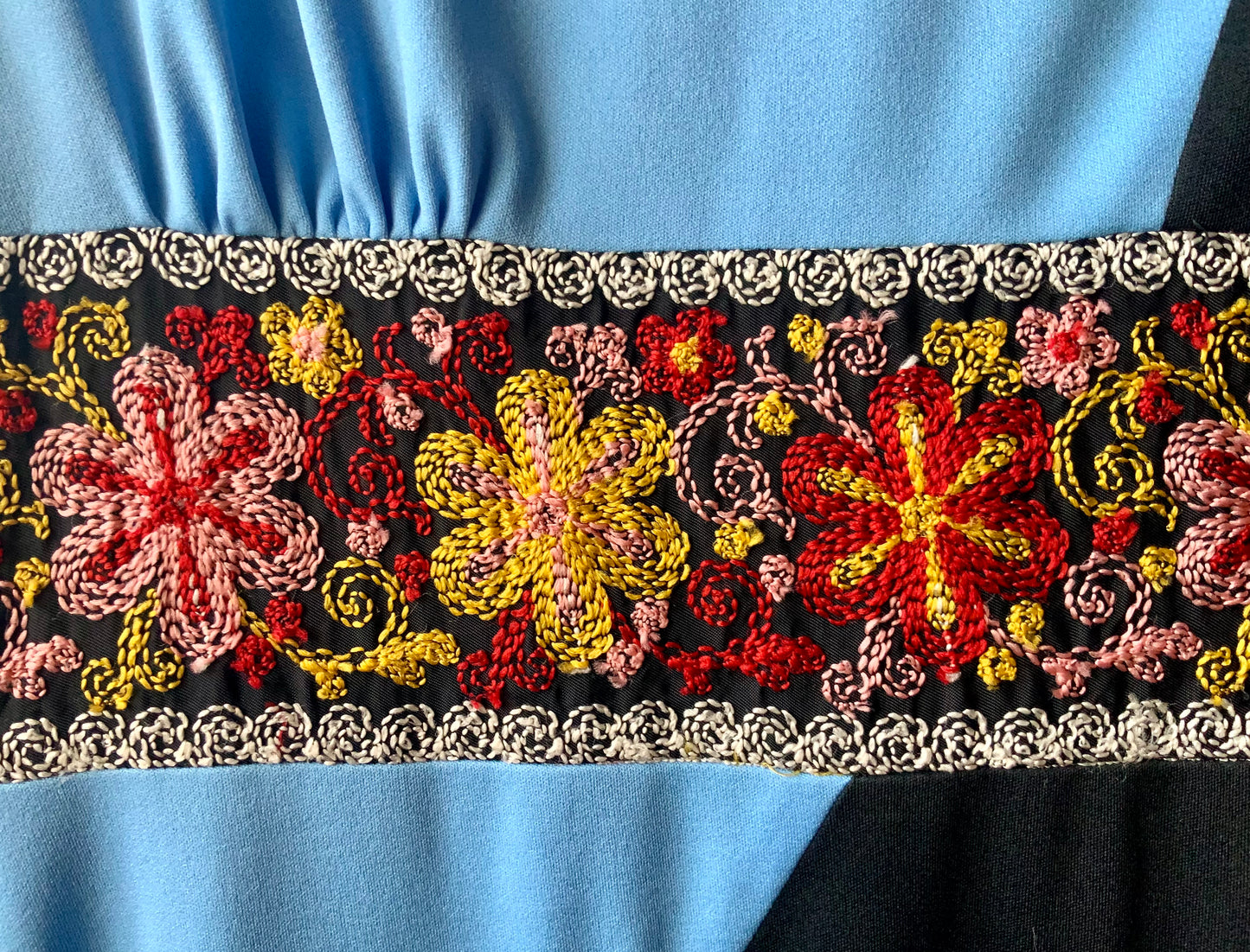 Robe maxi années 70 Crimplene noire et bleue