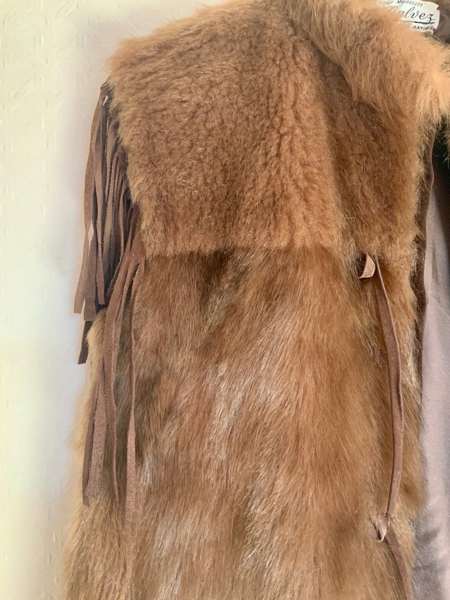 Gilet femme sans manche en fourrure avec franges en daim