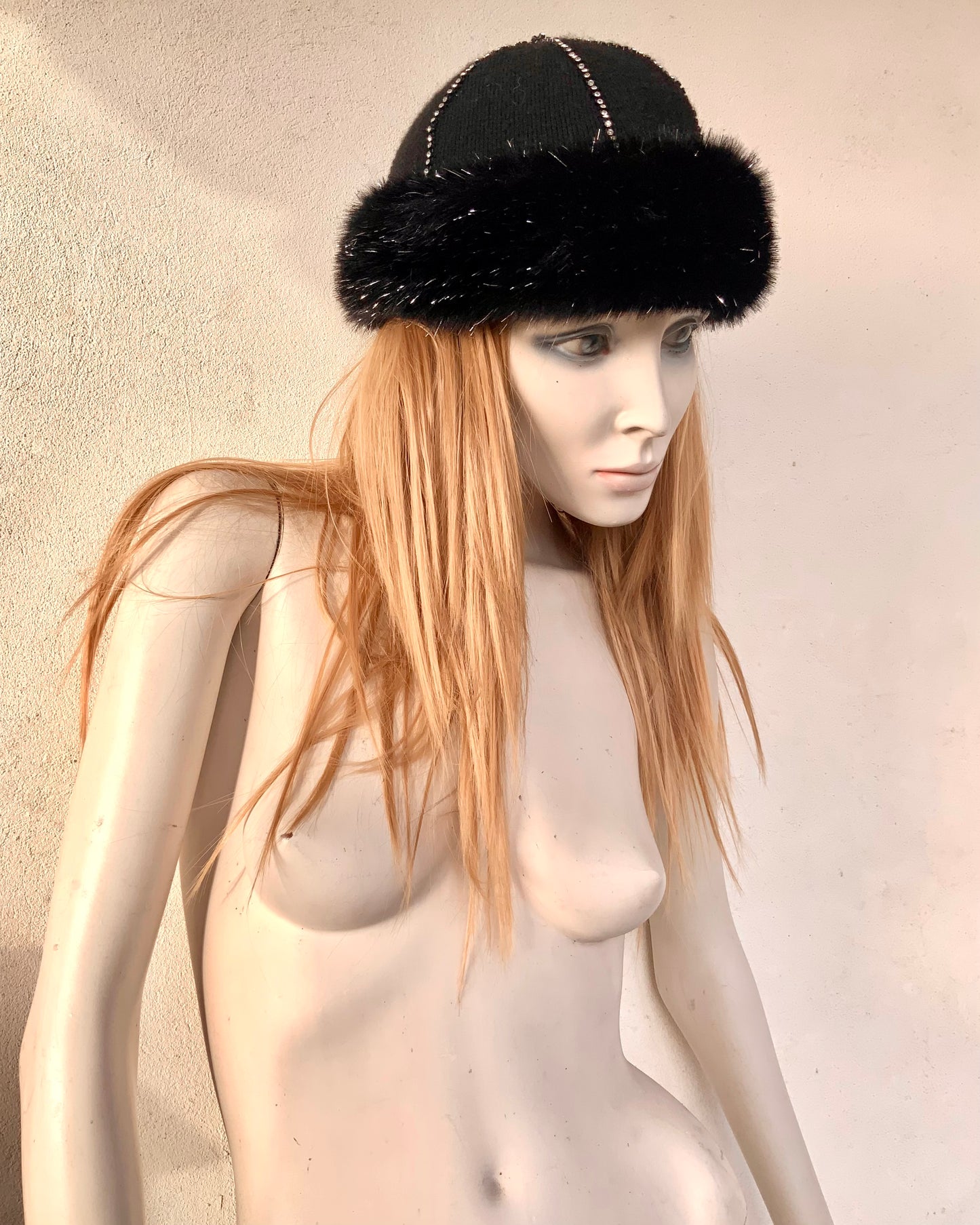 Toque en maille noire , fausse fourrure et strass Grosjean vintage