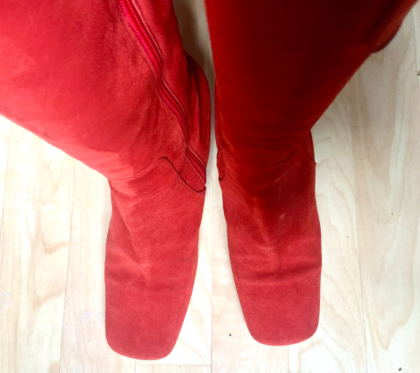 Bottes hautes en daim rouge Yves Saint Laurent vintage