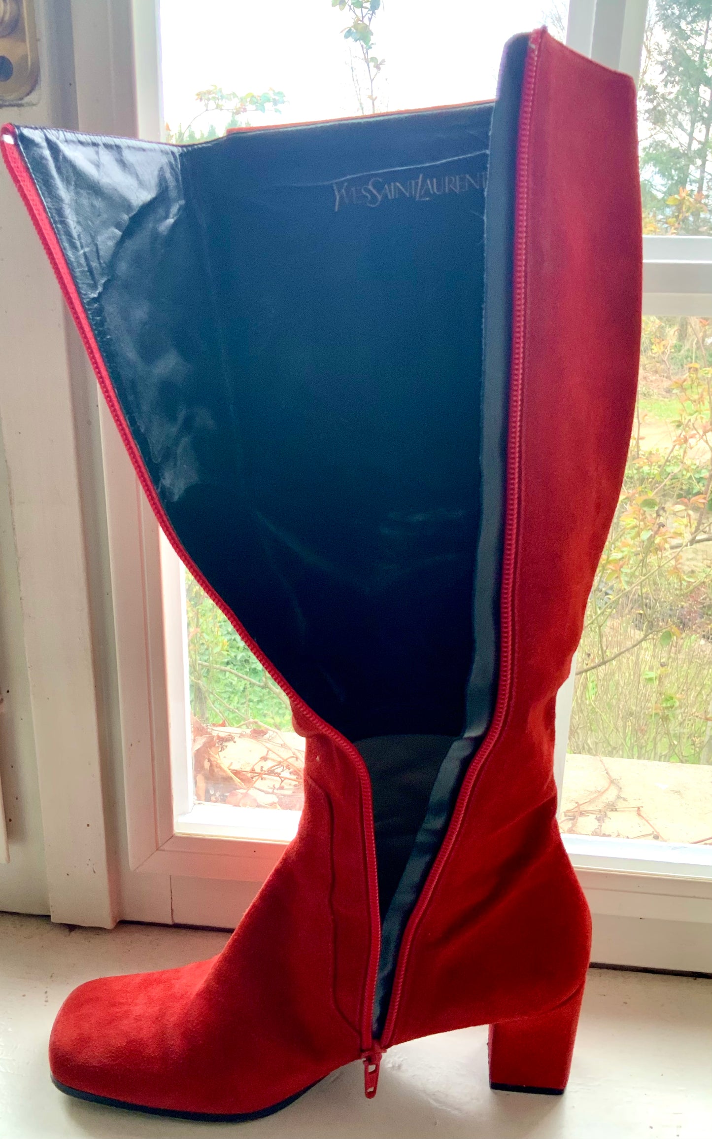 Bottes hautes en daim rouge Yves Saint Laurent vintage