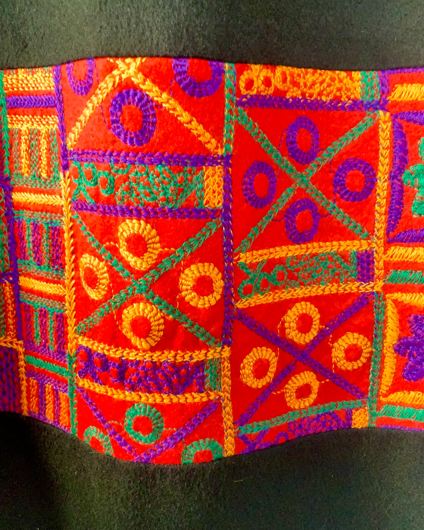 Jupe maxi Nathalie Garçon noire avec broderies multicolores