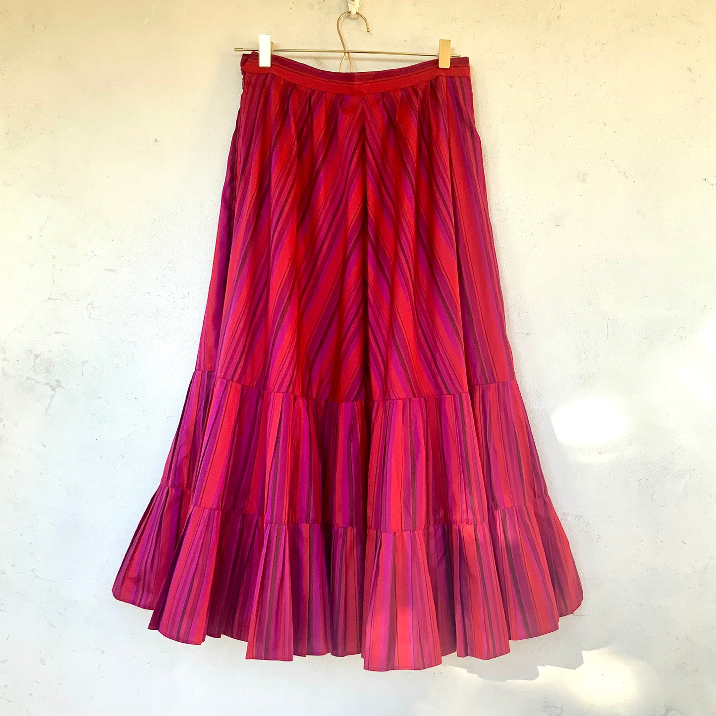 Jupe longue en soie plissée fushia Ventilo La Colline vintage 80