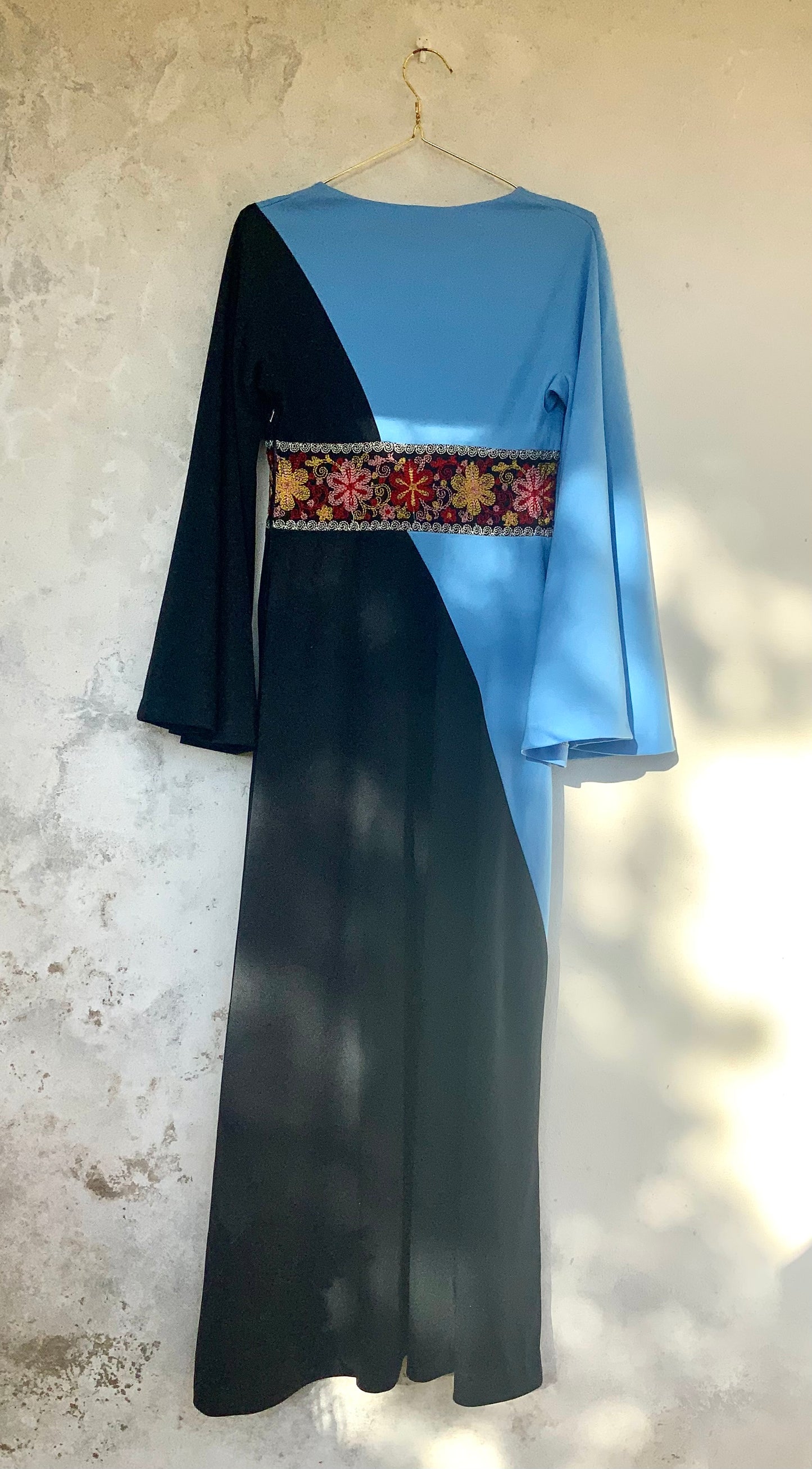 Robe maxi  années 70 Crimplene noire et bleue