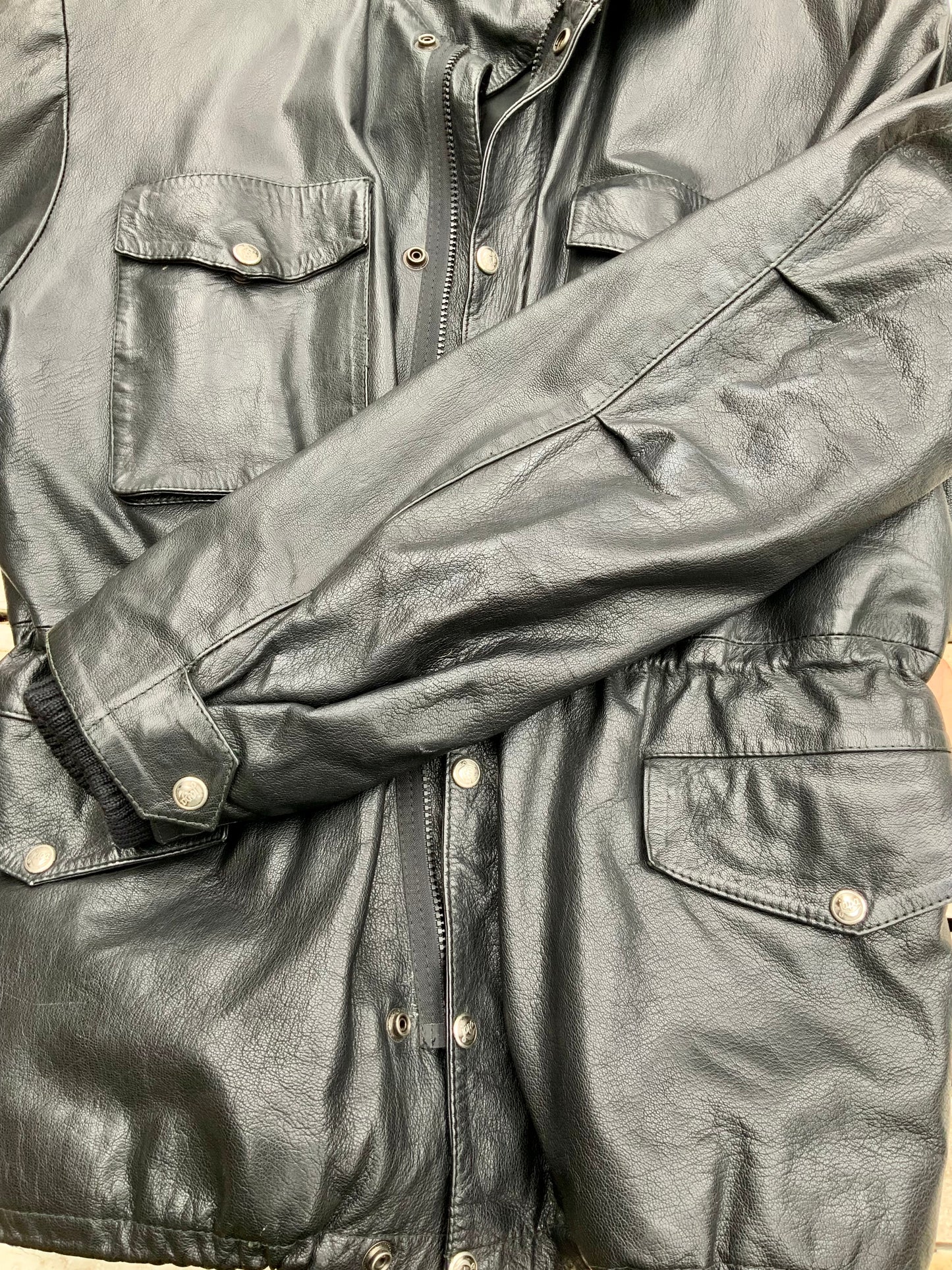 Parka en cuir noir dite Veste de combat par JAPA LE CUIR