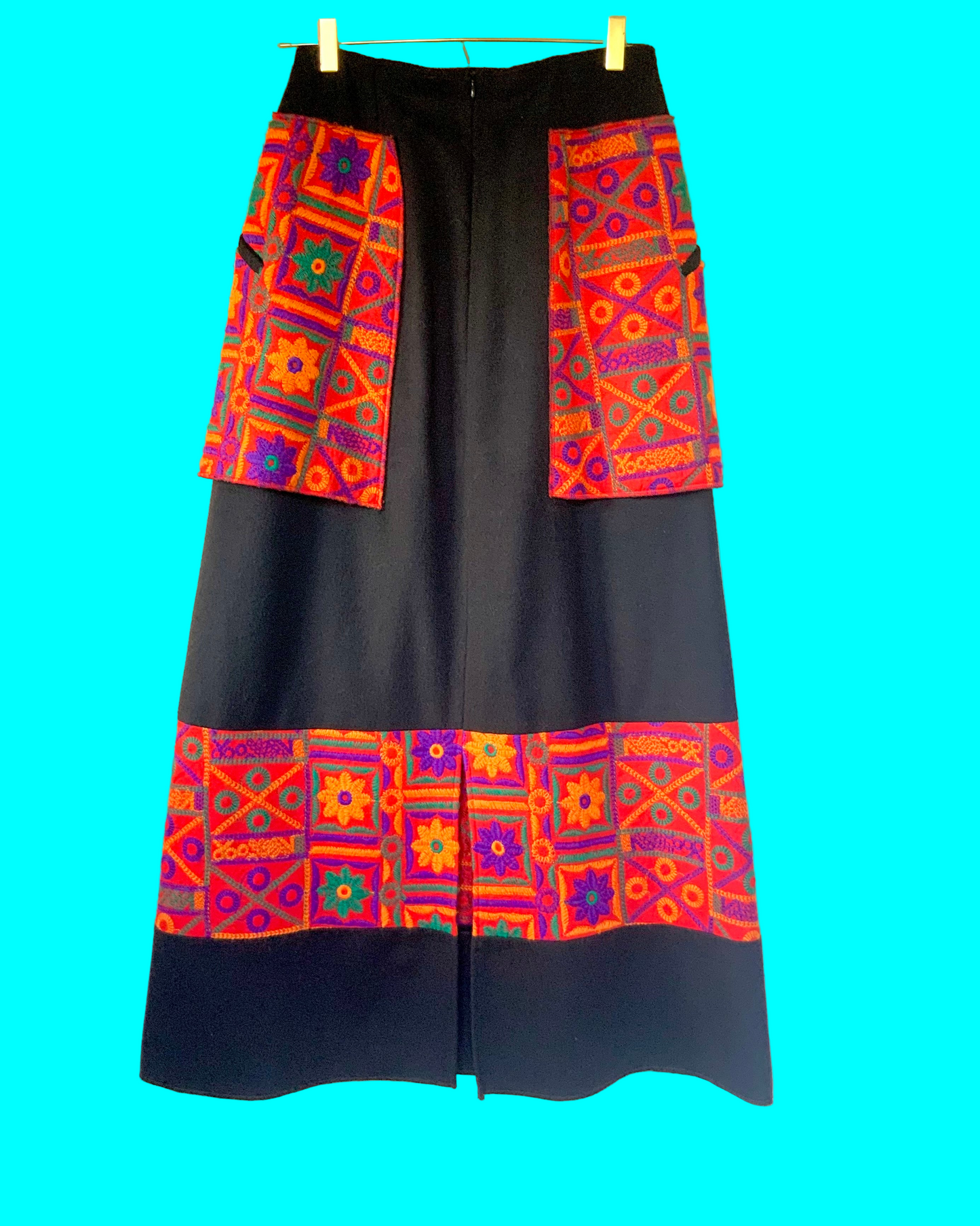 Jupe maxi Nathalie Garçon noire avec broderies multicolores