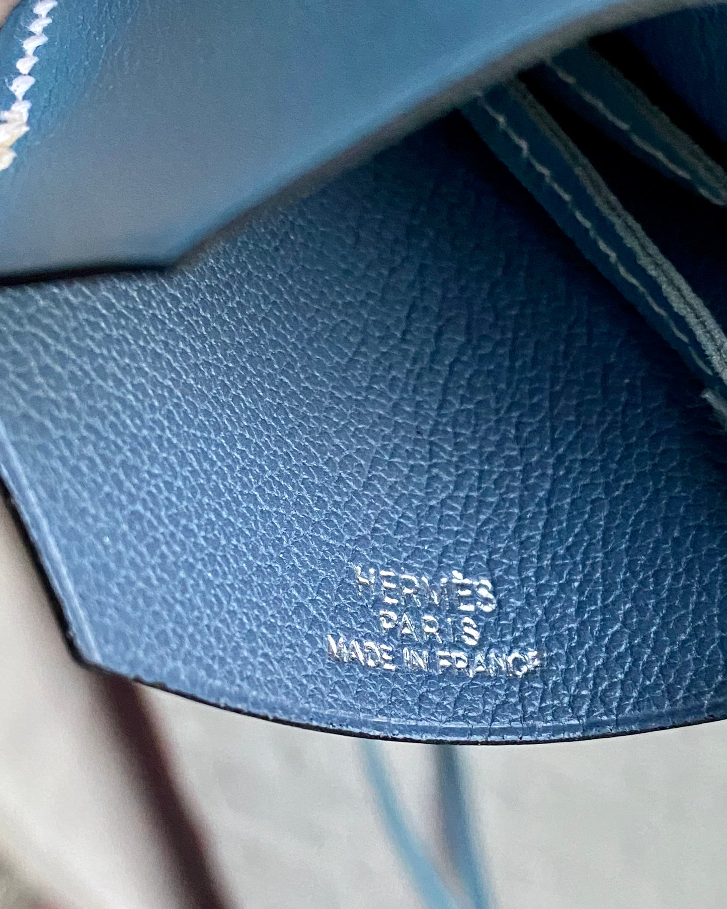 Sautoir Clochette Hermès grand modèle en cuir bleu