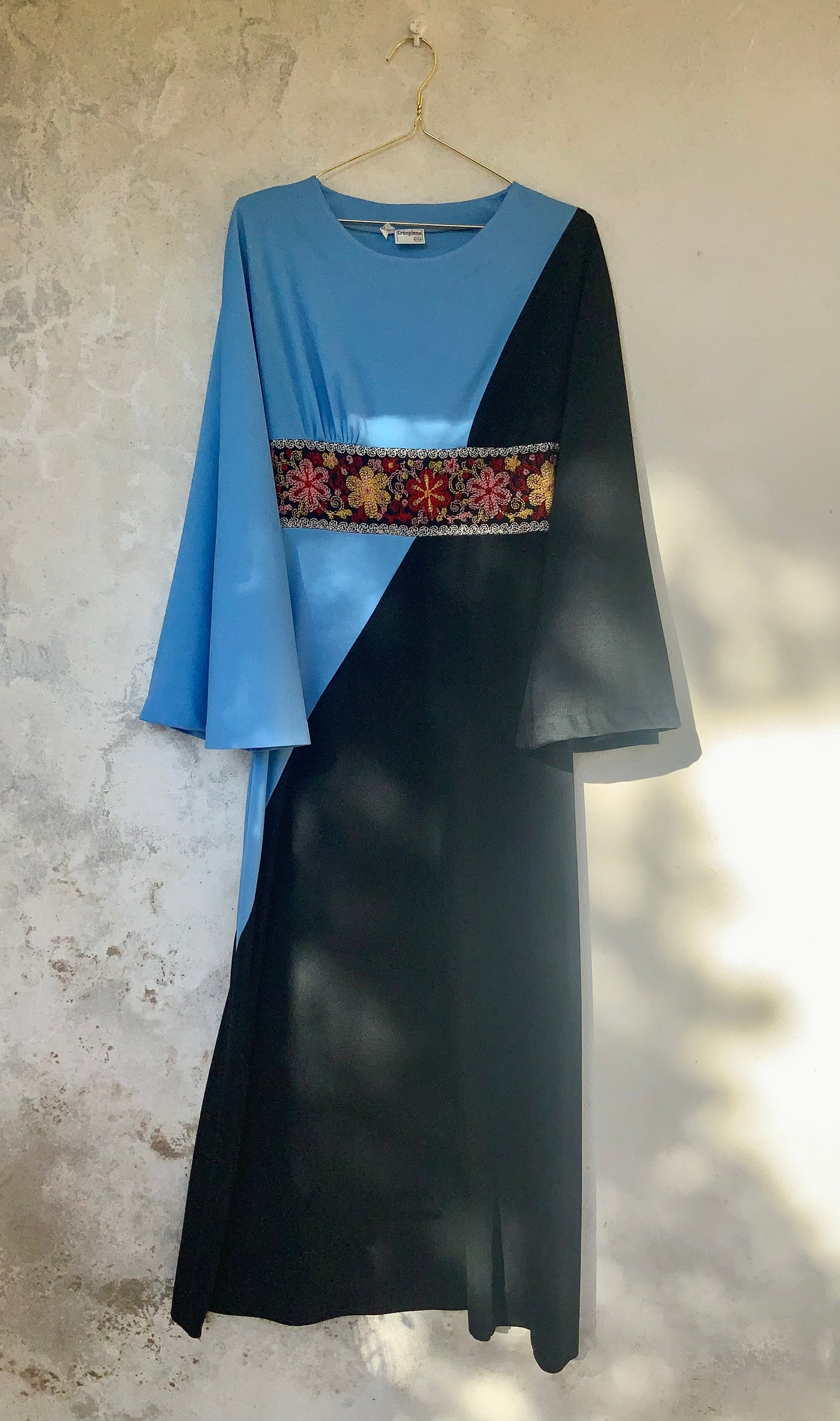 Robe maxi  années 70 Crimplene noire et bleue