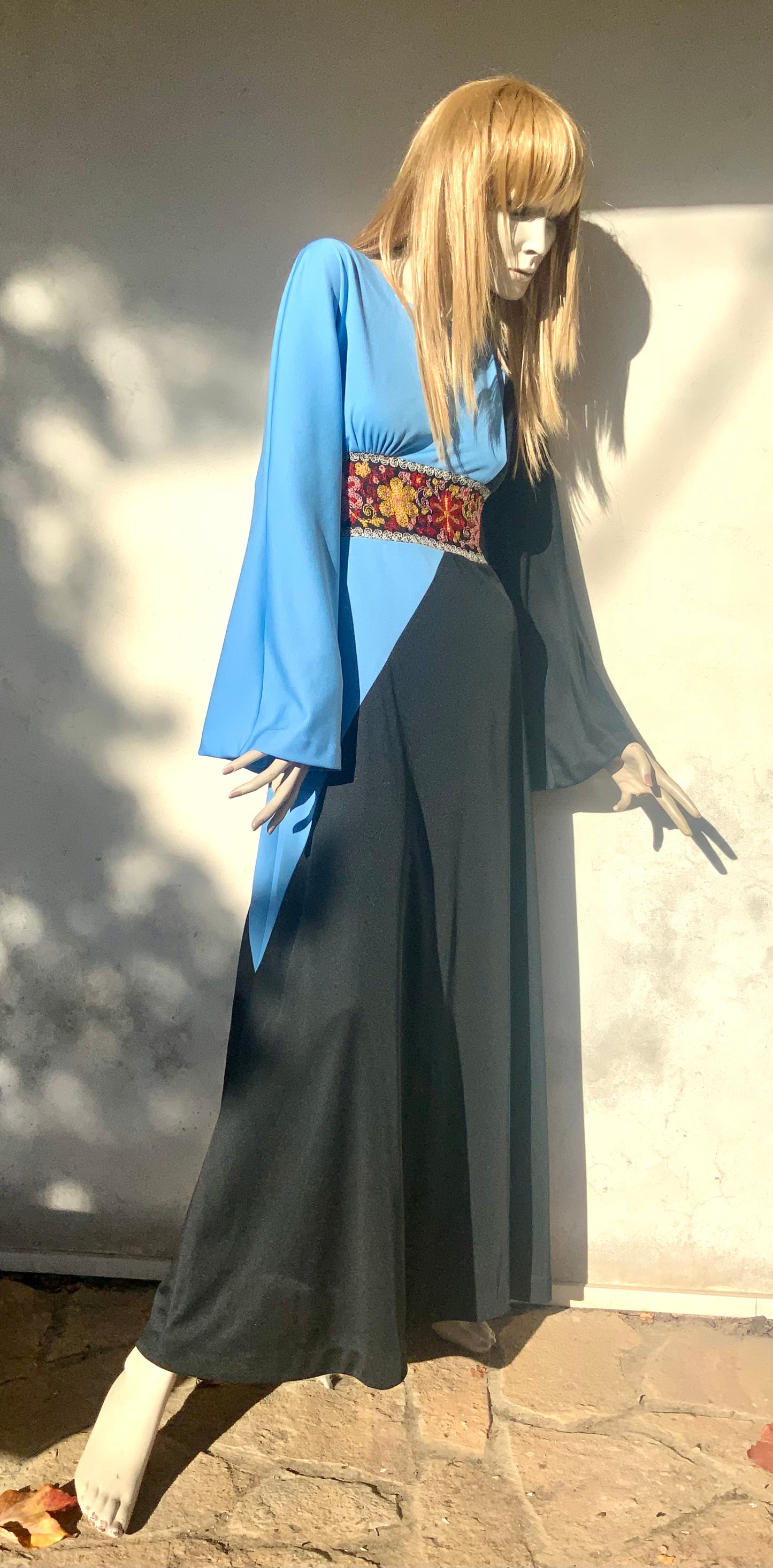 Robe maxi  années 70 Crimplene noire et bleue