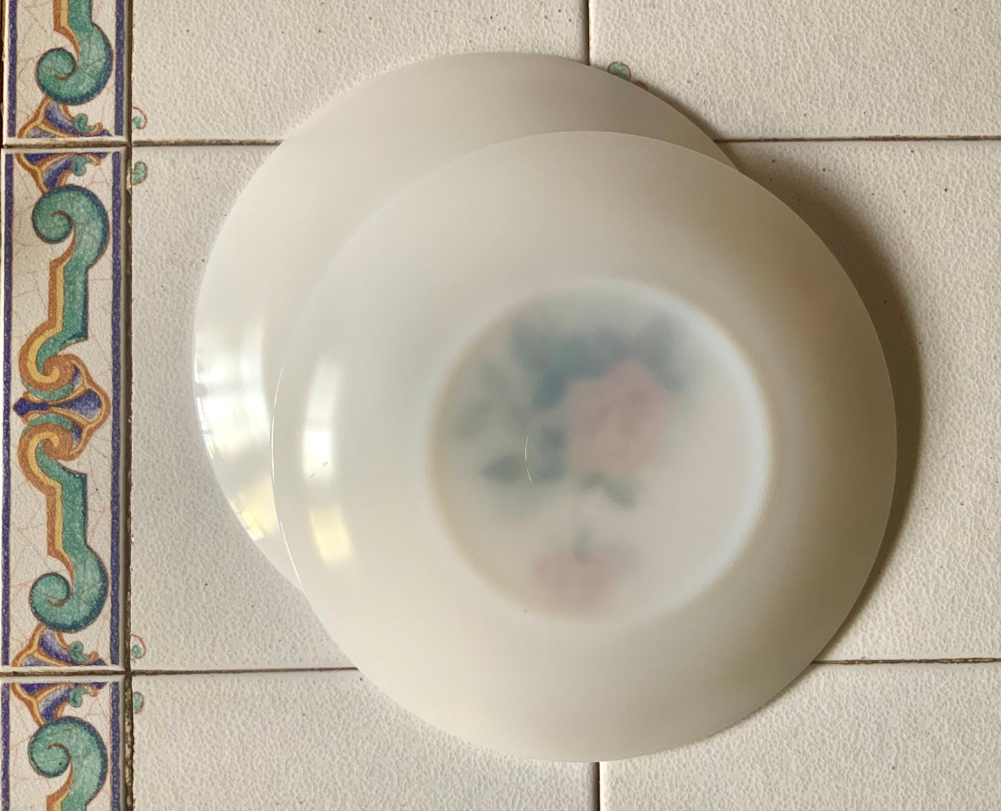 Assiettes plates, roses rouges, Arcopal Assiettes plates, roses rouges, Arcopal