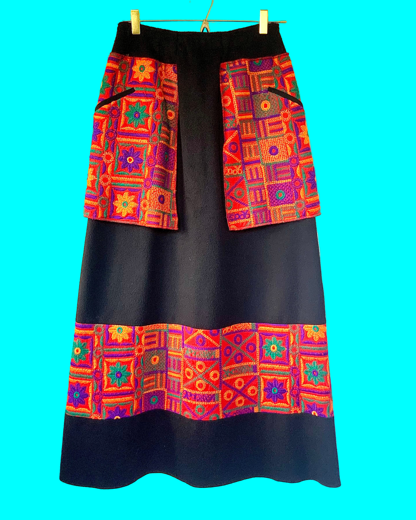 Jupe maxi Nathalie Garçon noire avec broderies multicolores