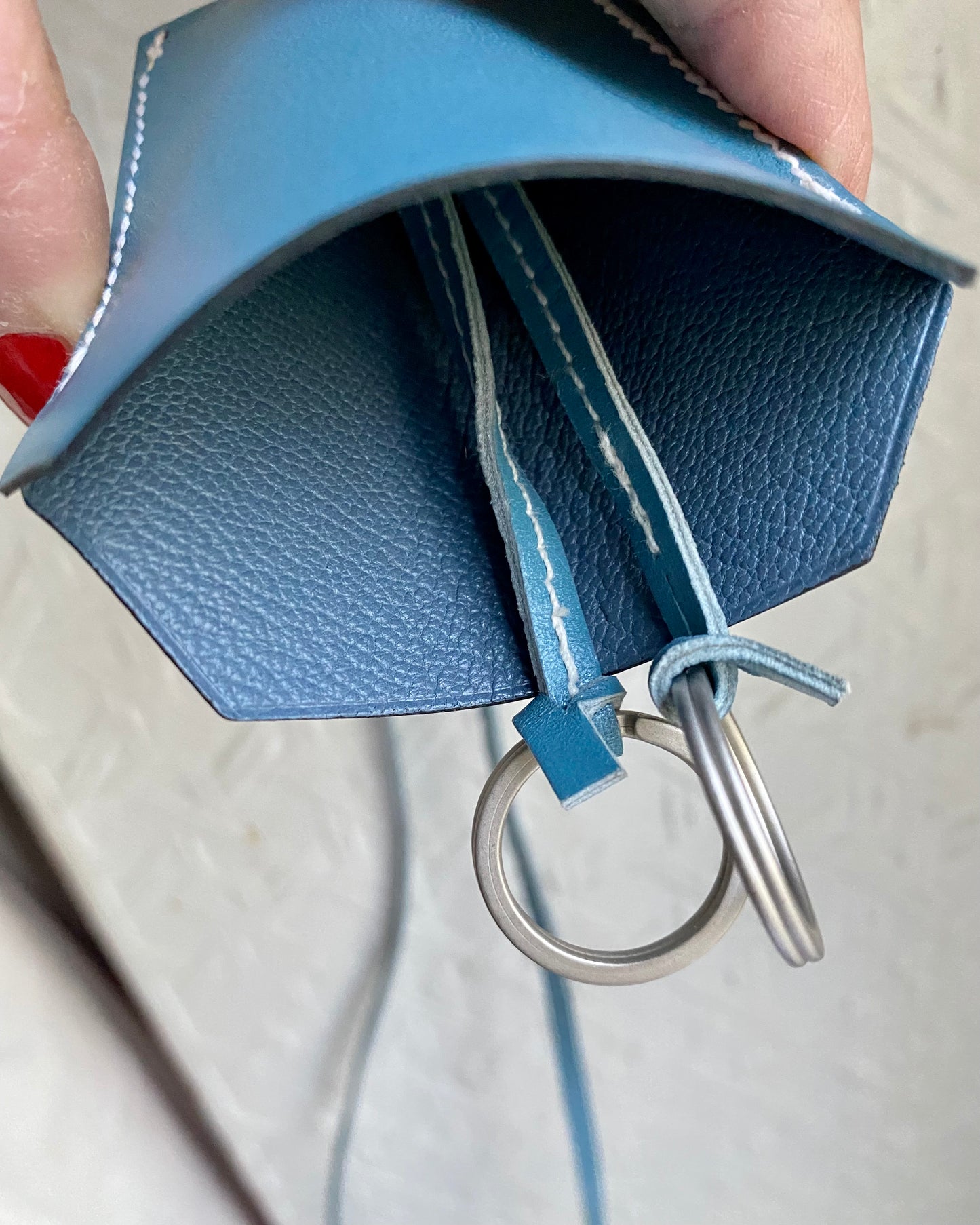 Sautoir Clochette Hermès grand modèle en cuir bleu