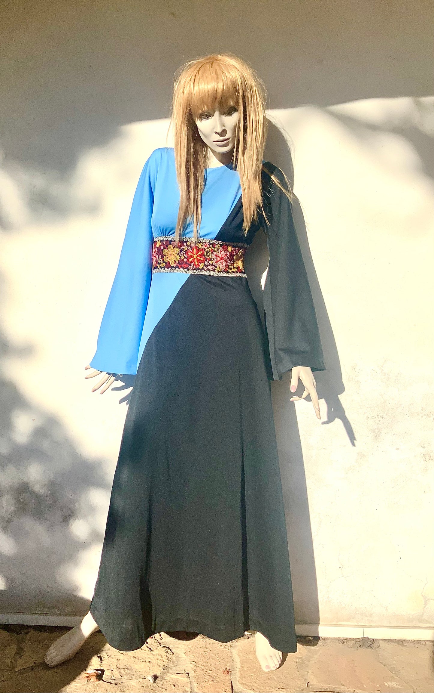 Robe maxi  années 70 Crimplene noire et bleue