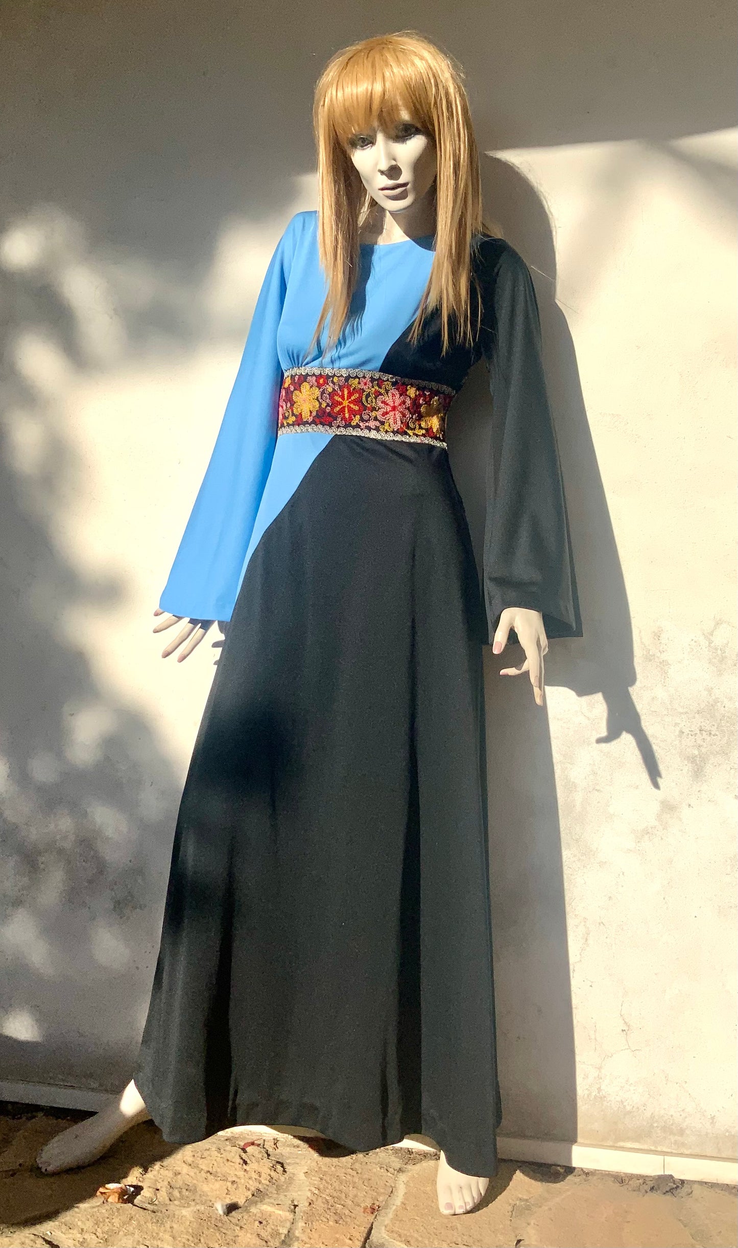 Robe maxi  années 70 Crimplene noire et bleue