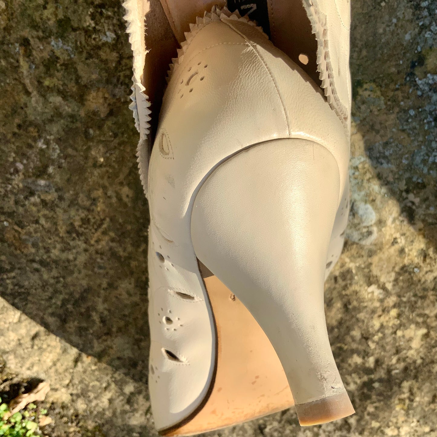 Escarpins vintage en cuir ajouré beige clair Maud Frizon