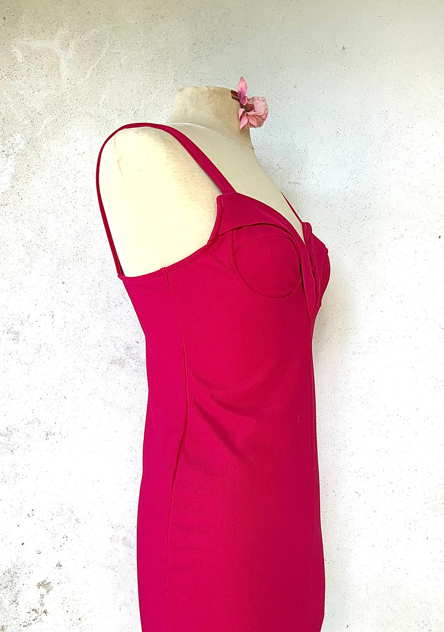 Robe courte et moulante fuschia Amazone