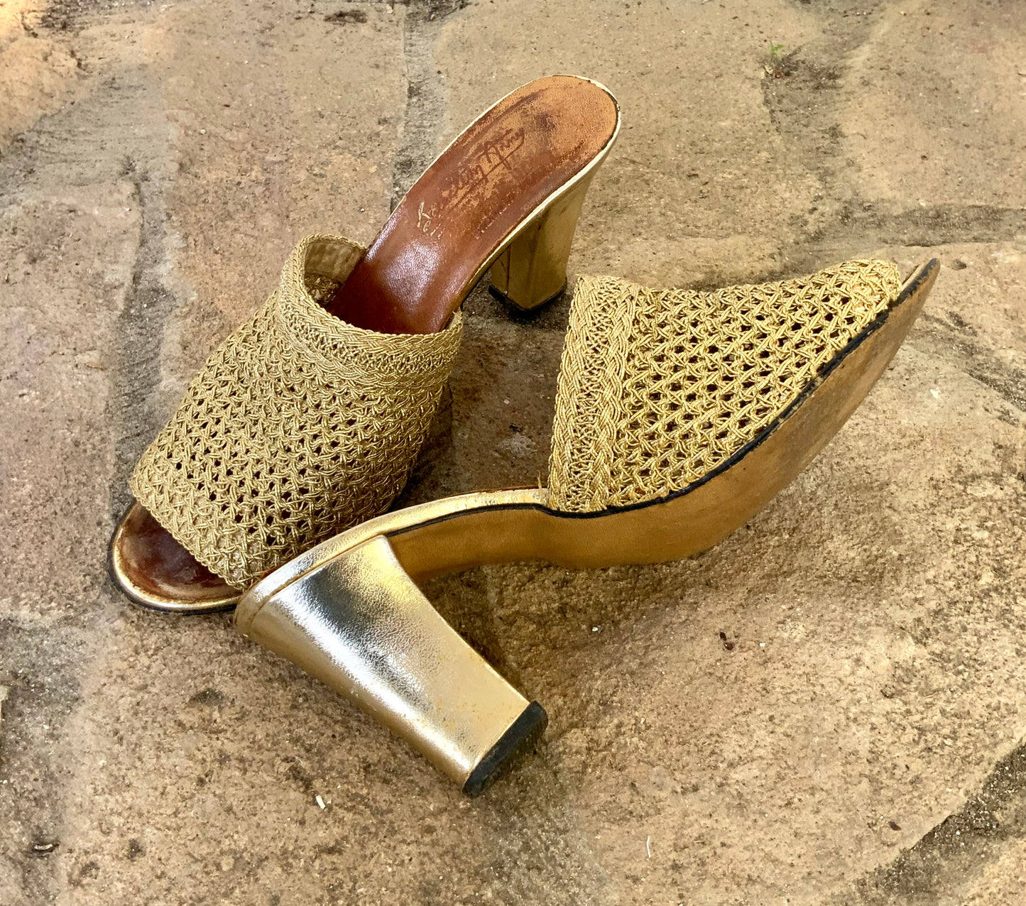 Mules ajourées en cuir doré vintage