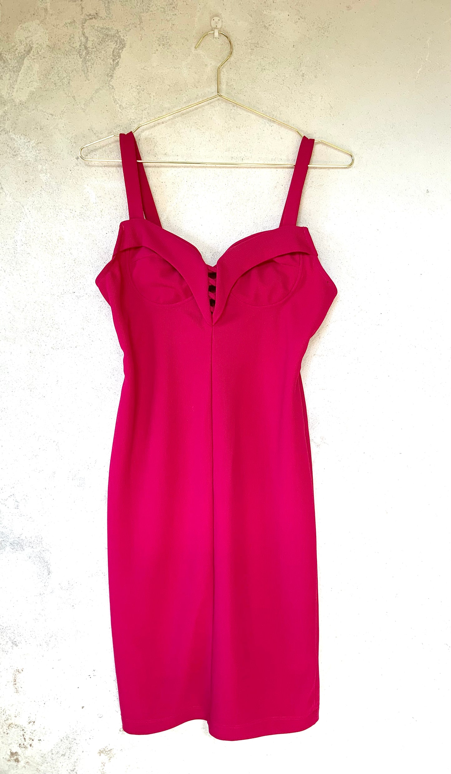 Robe courte et moulante fuschia Amazone