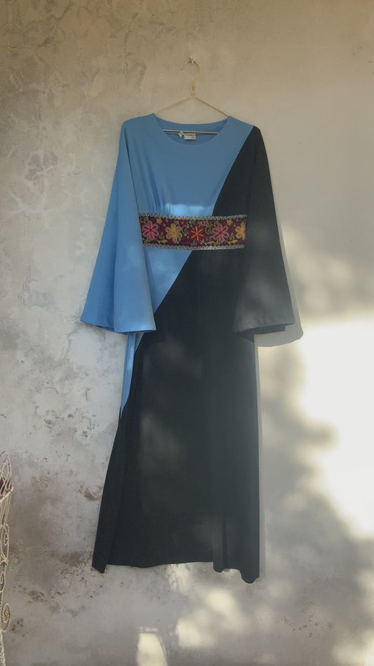 Robe maxi  années 70 Crimplene noire et bleue