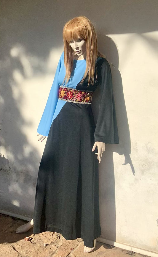 Robe maxi  années 70 Crimplene noire et bleue