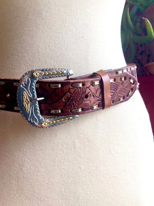 Belle ceinture en cuir gravé et peint avec boucle en métal vintage