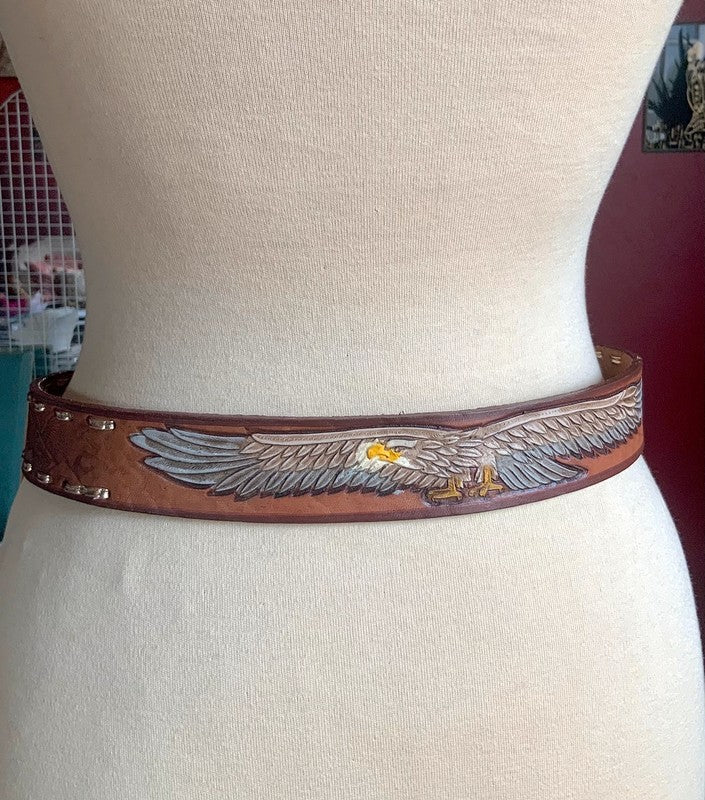 Belle ceinture en cuir gravé et peint avec boucle en métal vintage