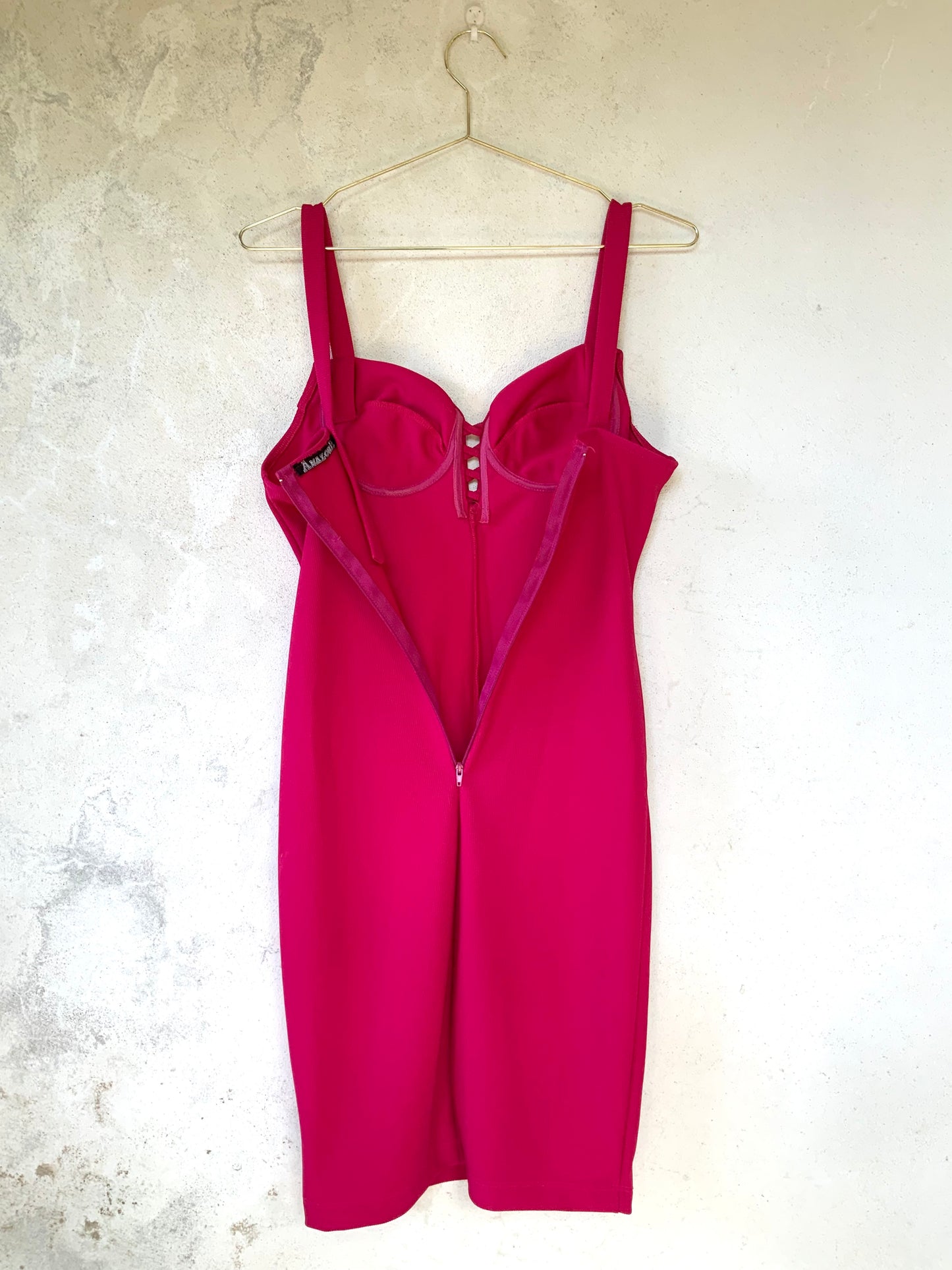 Robe courte et moulante fuschia Amazone