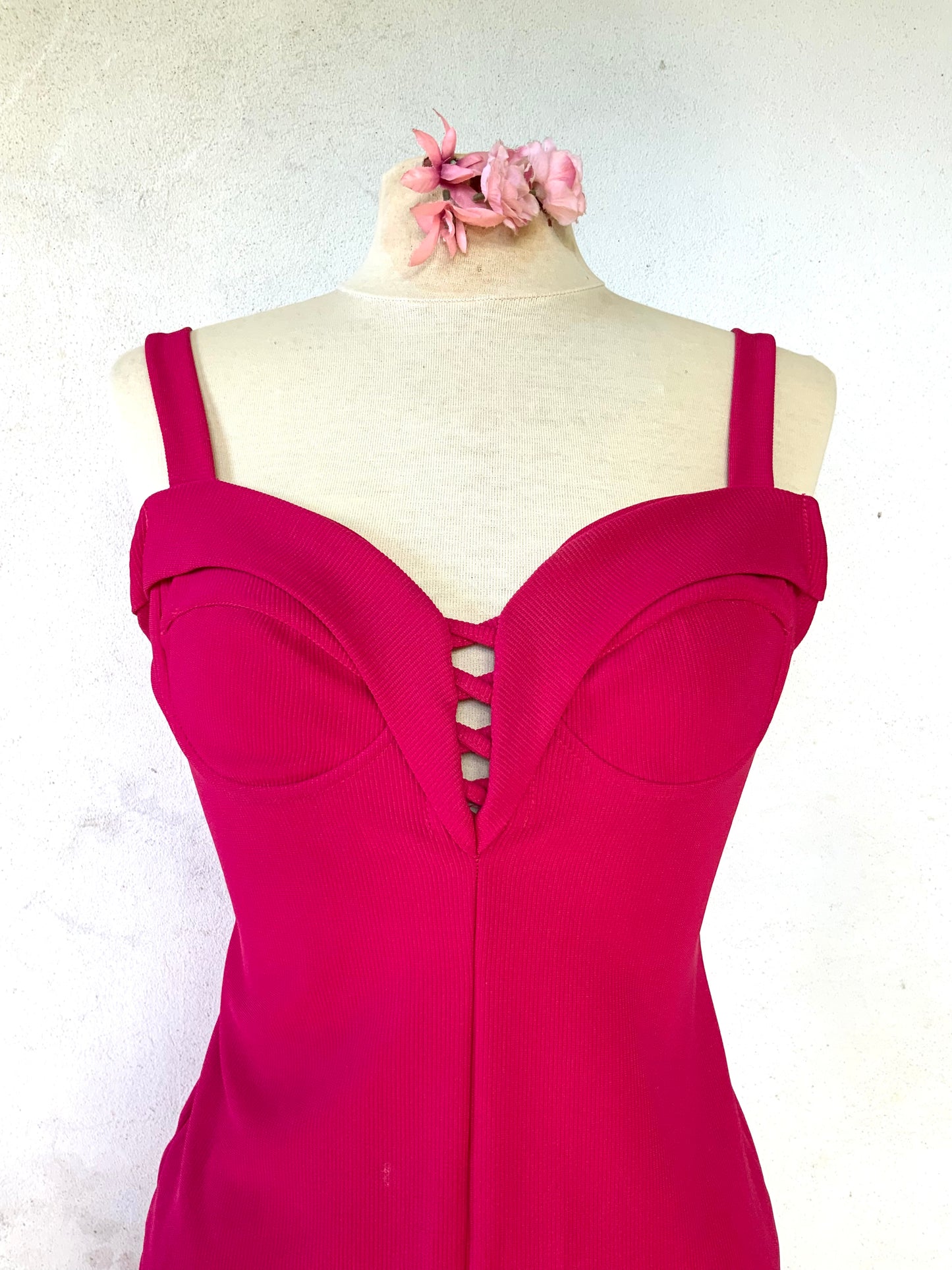 Robe courte et moulante fuschia Amazone