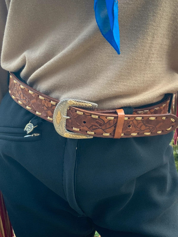 Belle ceinture en cuir gravé et peint avec boucle en métal vintage