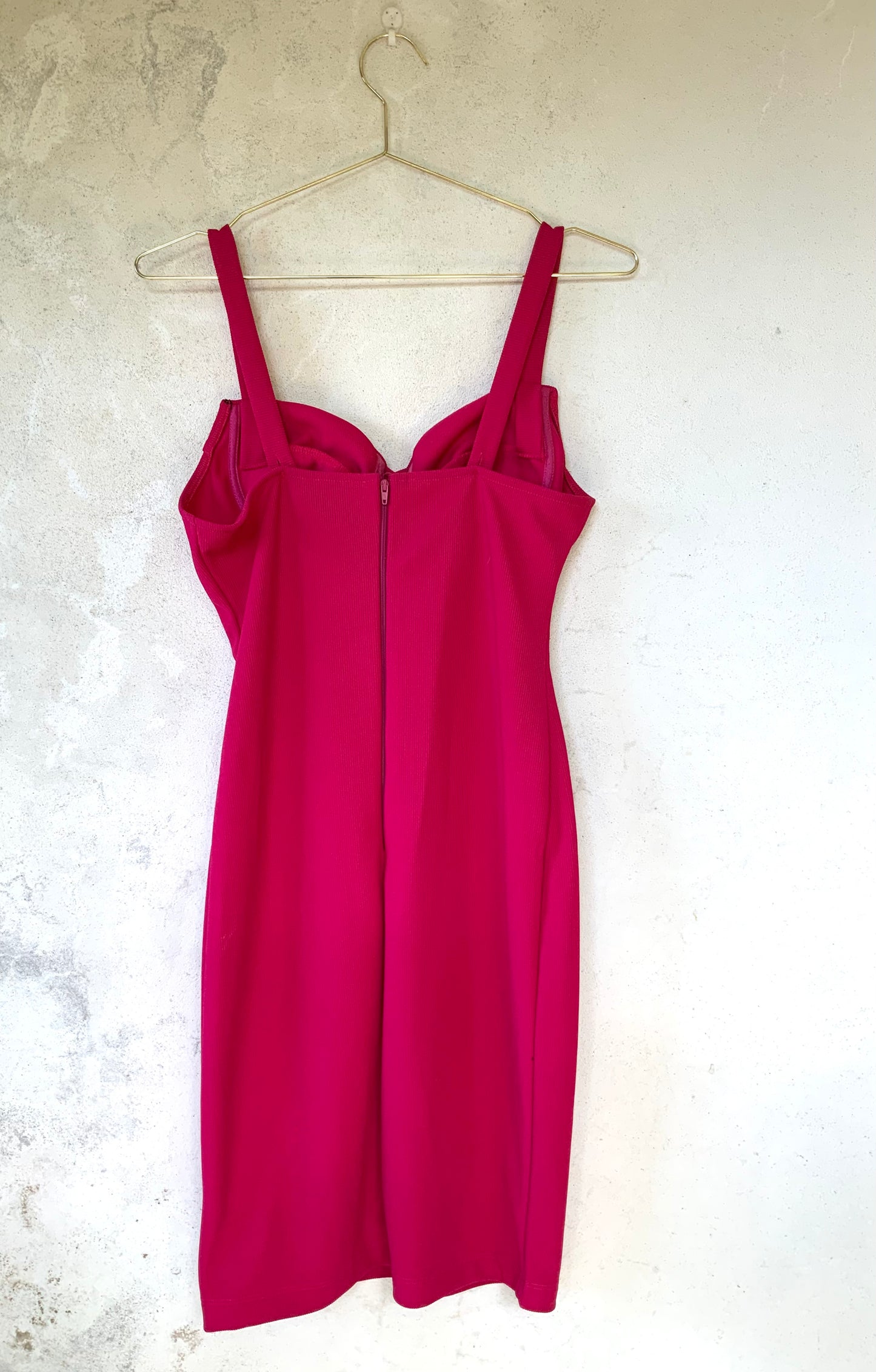 Robe courte et moulante fuschia Amazone