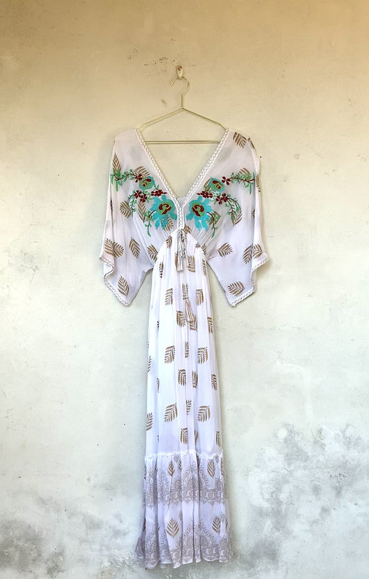 Robe blanche et fleurs brodées