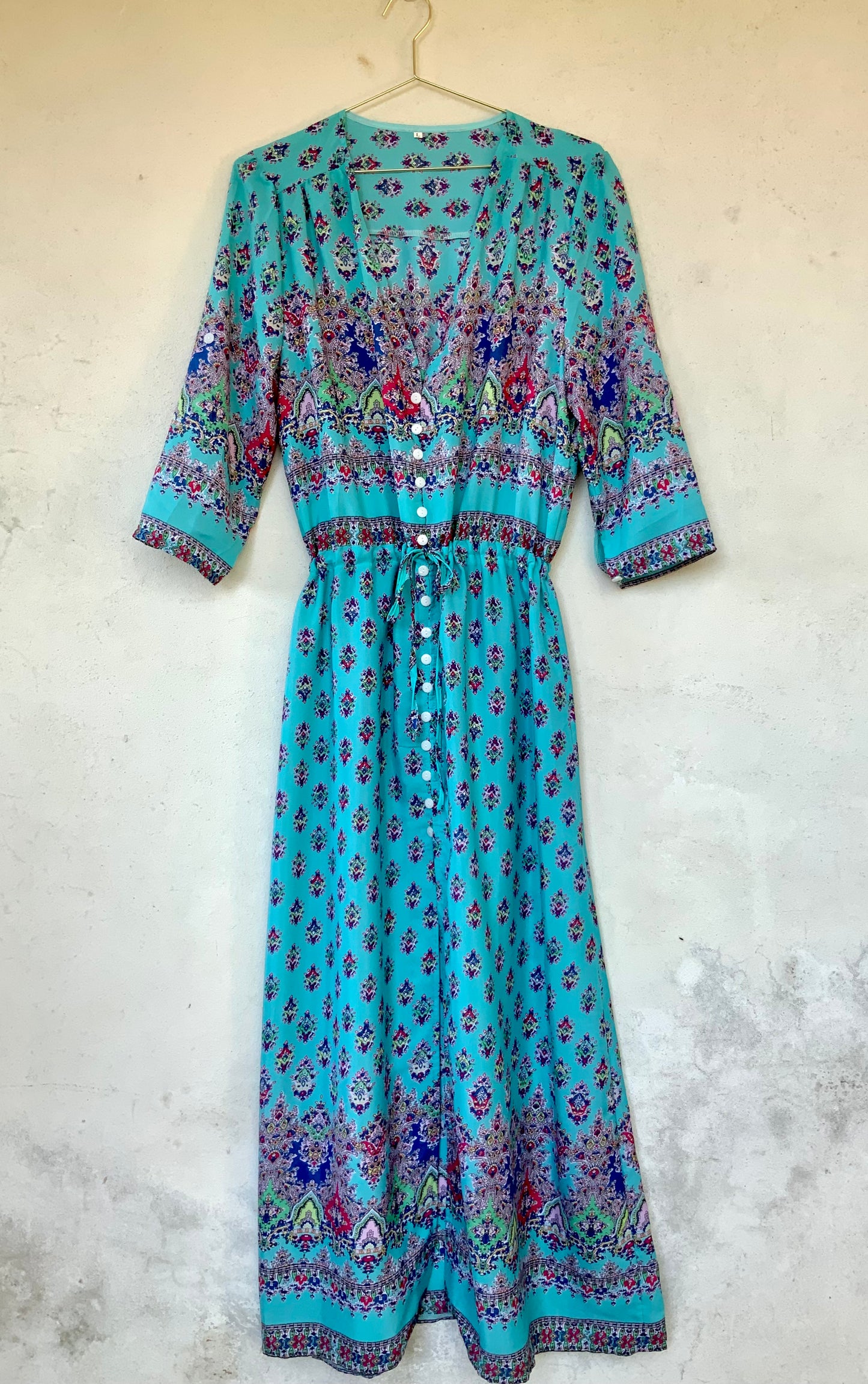 Robe longue turquoise à motifs