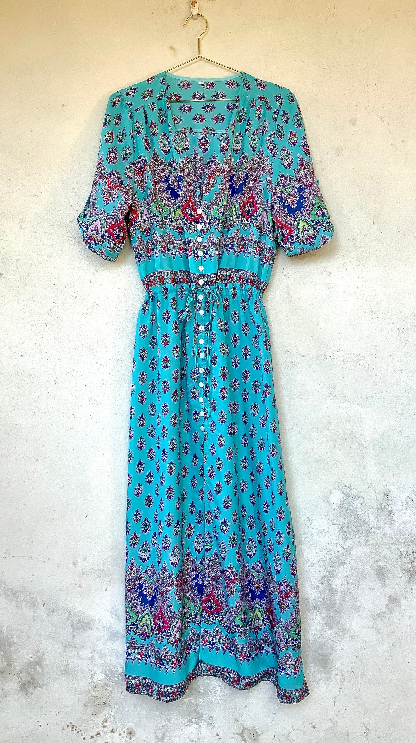 Robe longue turquoise à motifs