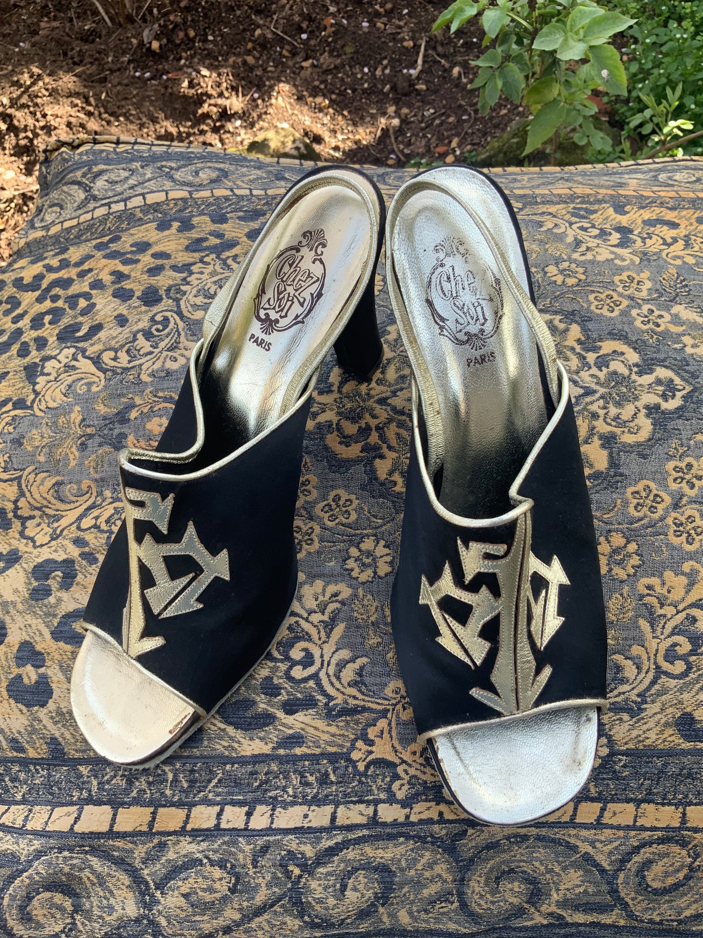 Sandales en satin noir et motifs dorés Chez Soi Paris vintage