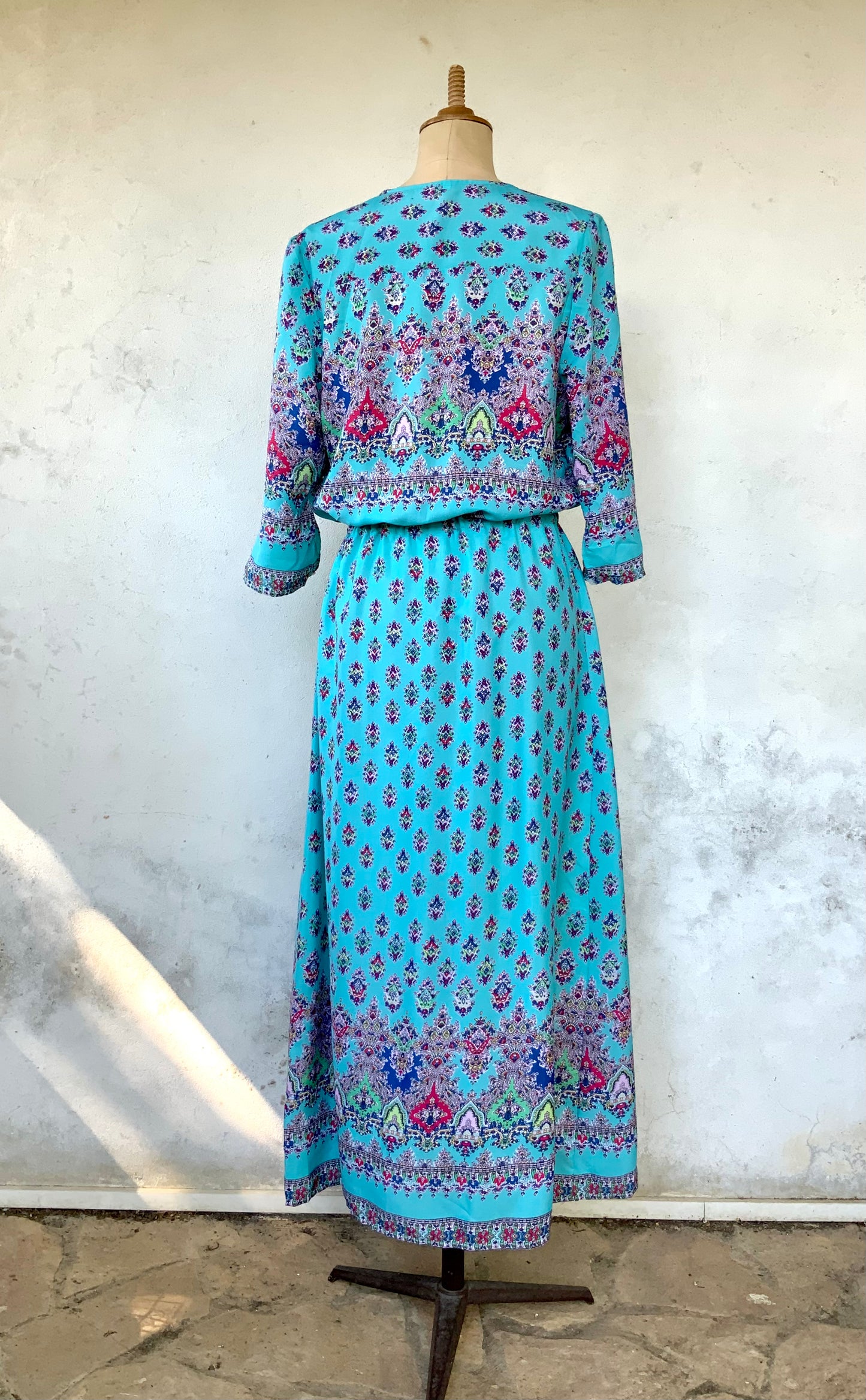 Robe longue turquoise à motifs