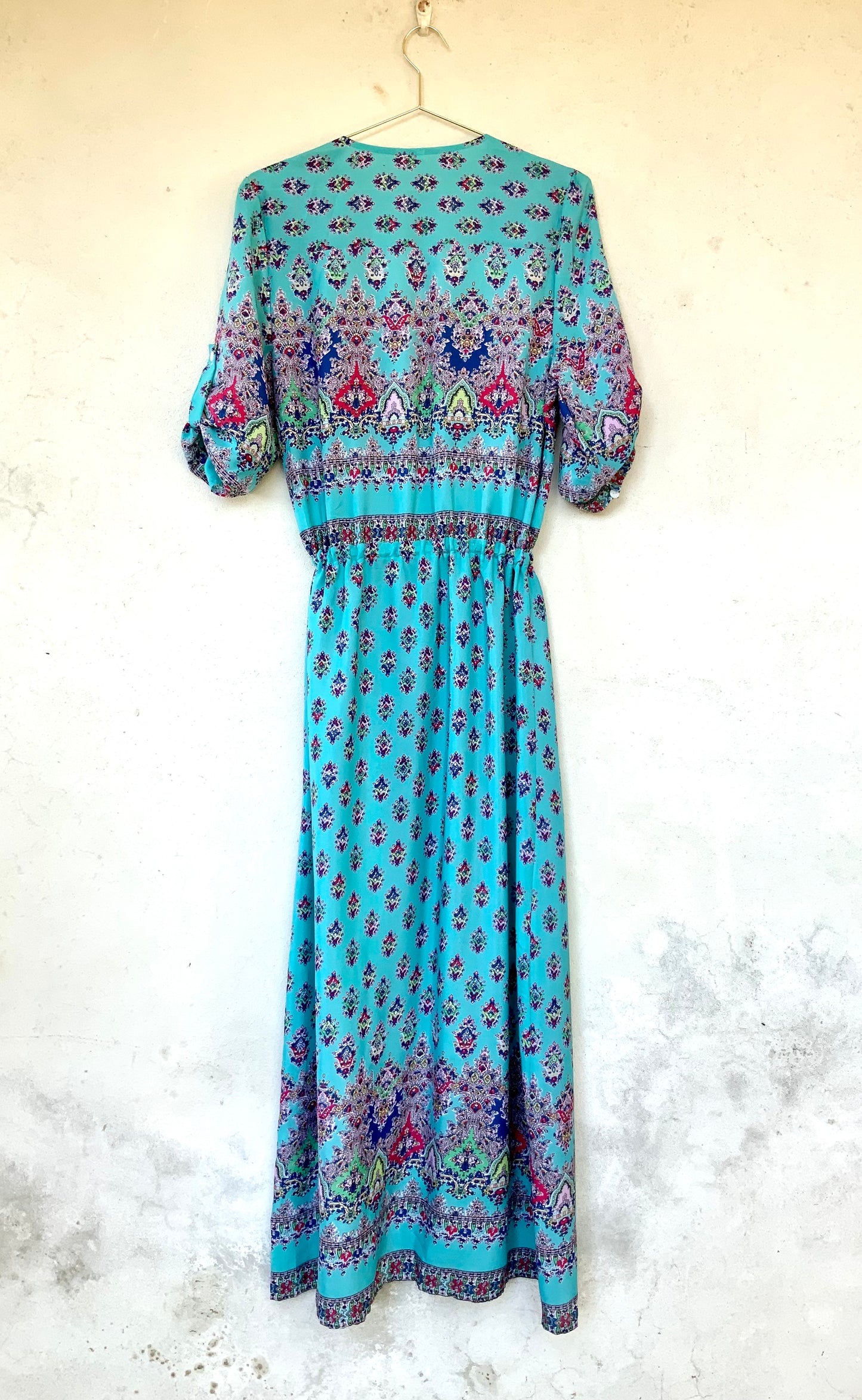 Robe longue turquoise à motifs