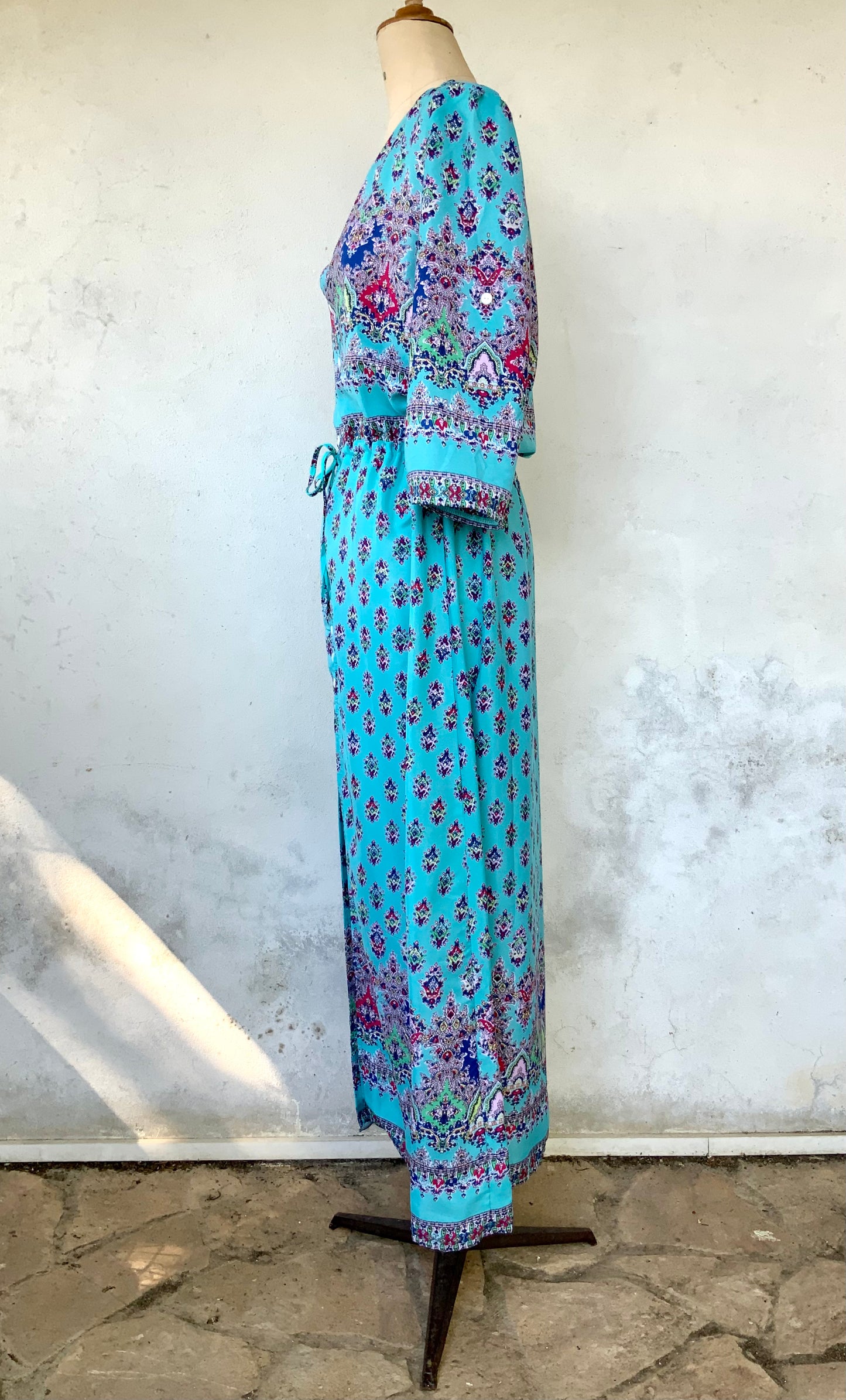 Robe longue turquoise à motifs