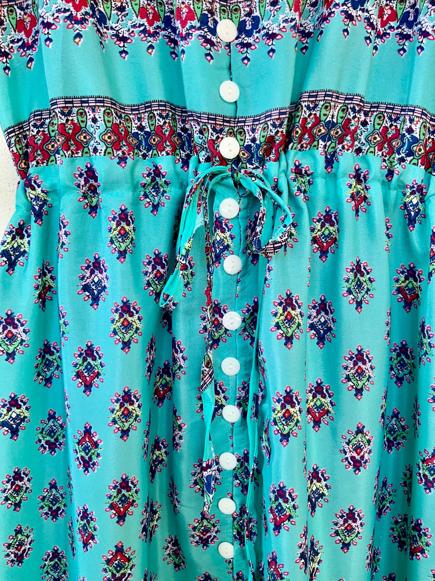 Robe longue turquoise à motifs